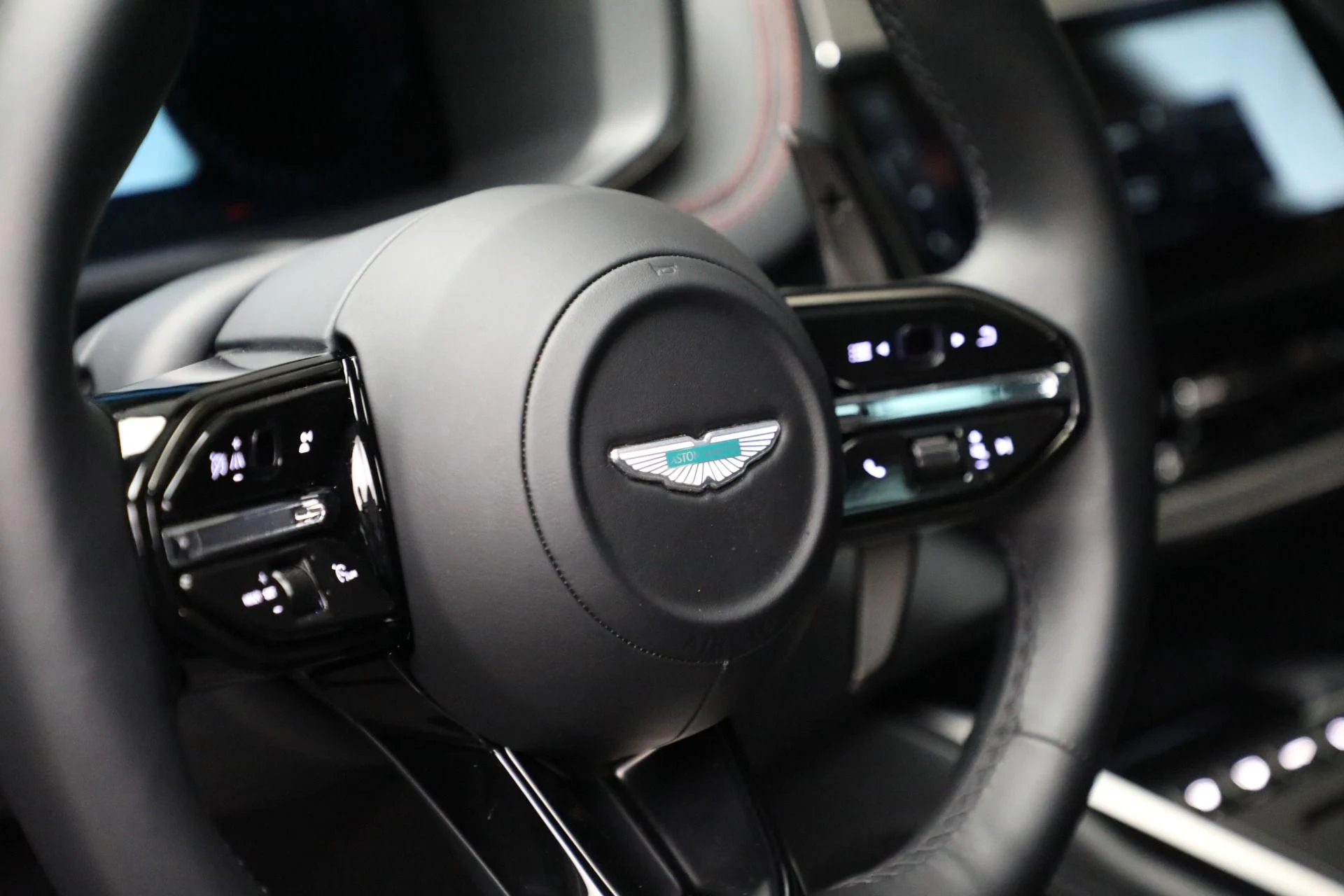 mph017_1570286719_New_2025_Aston_Martin_DBX_707_8108fe55f0