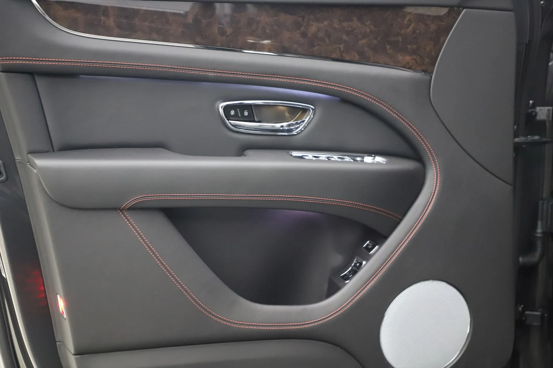 mph017_1578143766_Used_2021_Bentley_Bentayga_V8_1610148203_7c6a390d1f