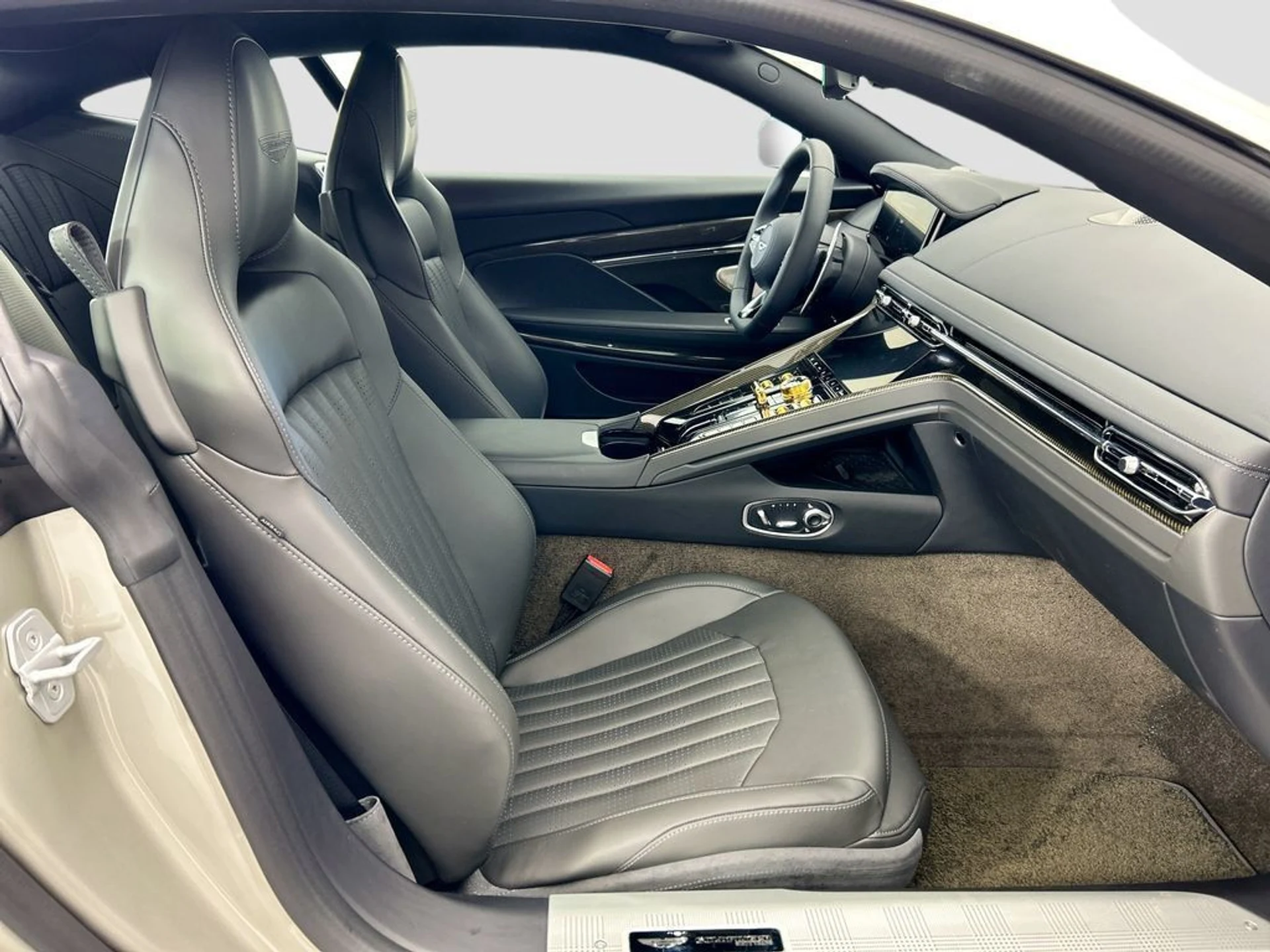 mph017_1580496224_used_2026_aston_martin_db12_coupe_8119_22986073_18_1024_999d5e6998