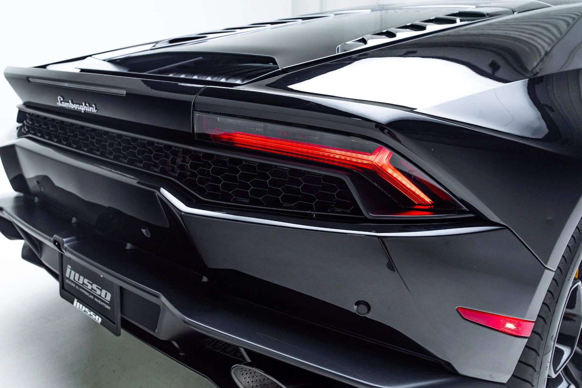 mph017_160255630_Used_2016_Lamborghini_Huracan_LP_610_4_1786577538_adf64e59a4