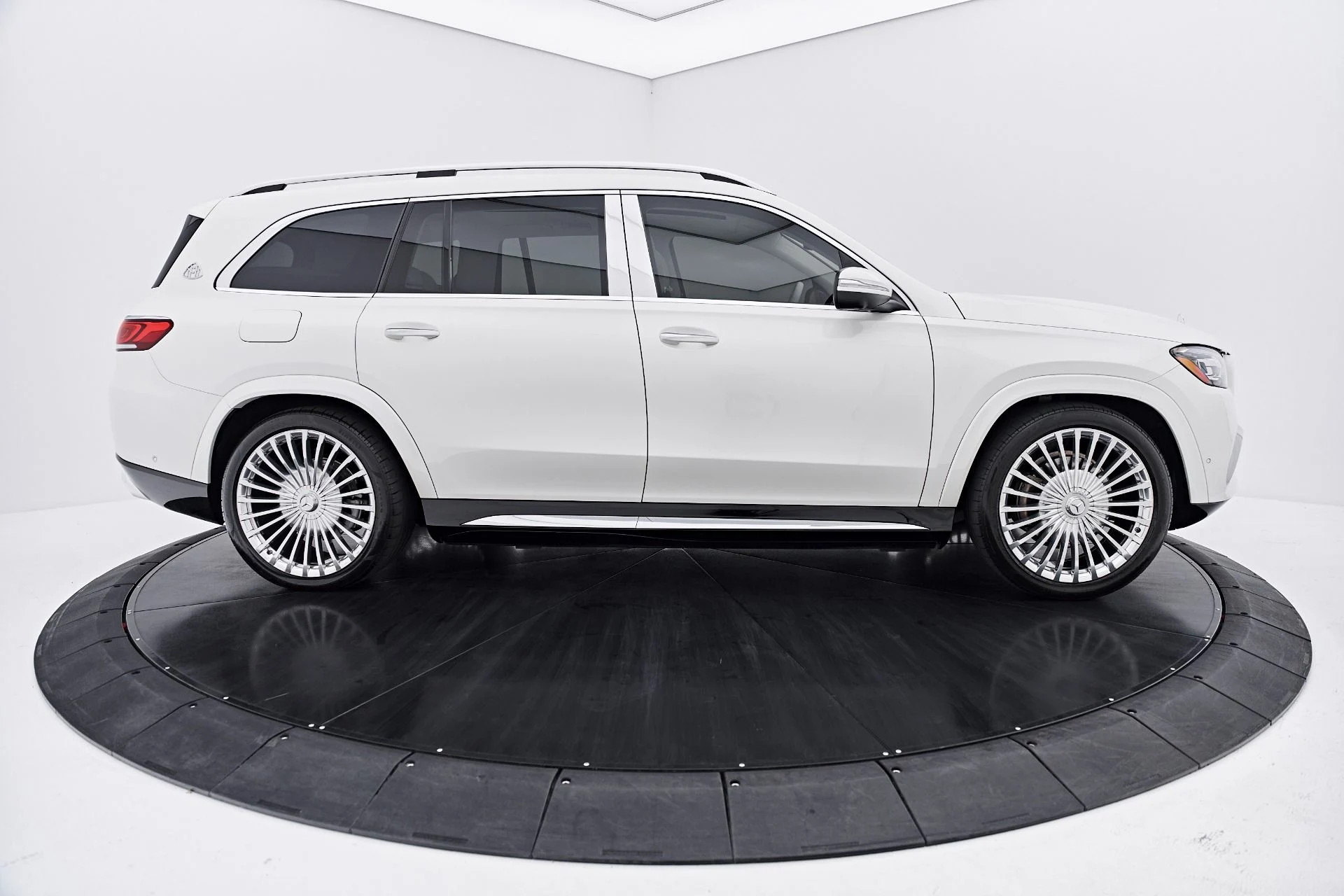 mph017_163580232_Used_2023_Mercedes_Benz_GLS_Maybach_GLS_600_1789174496_f4c54d92cf