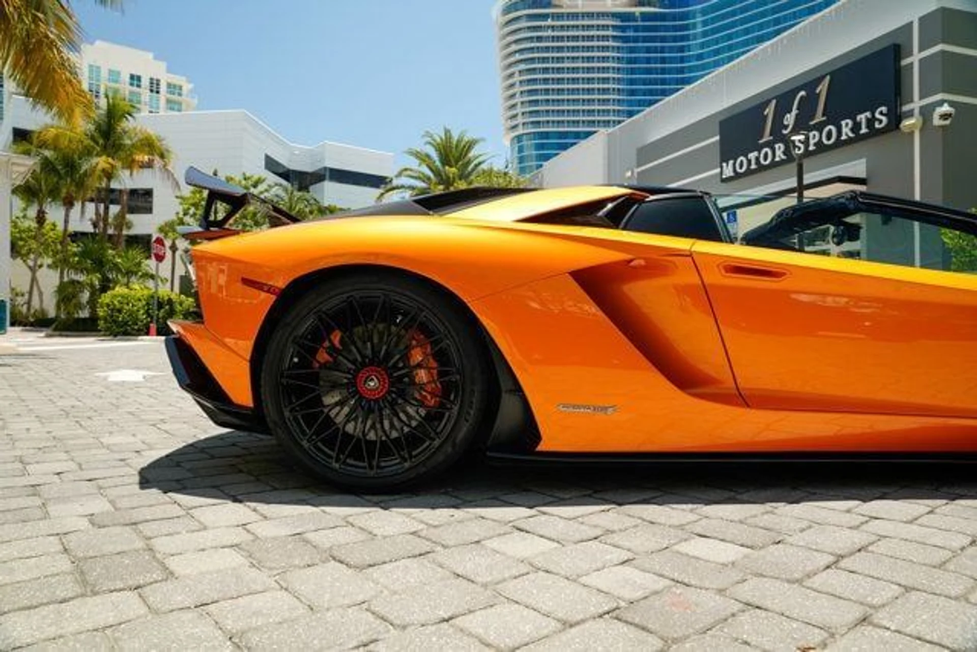 mph017_1652093826_used_2018_lamborghini_aventador_sroadster_14354_22897283_18_640_08dfa67e20