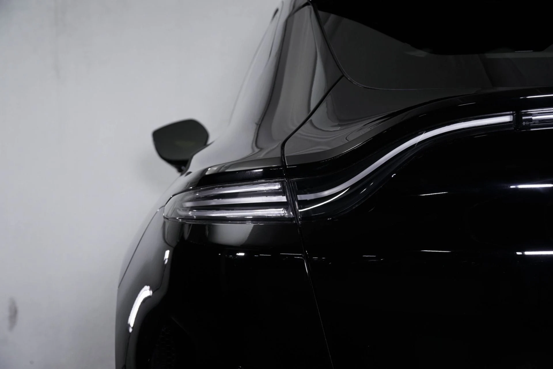 mph017_1668563326_New_2026_Aston_Martin_DBX_707_1765560873_651e8ad67b