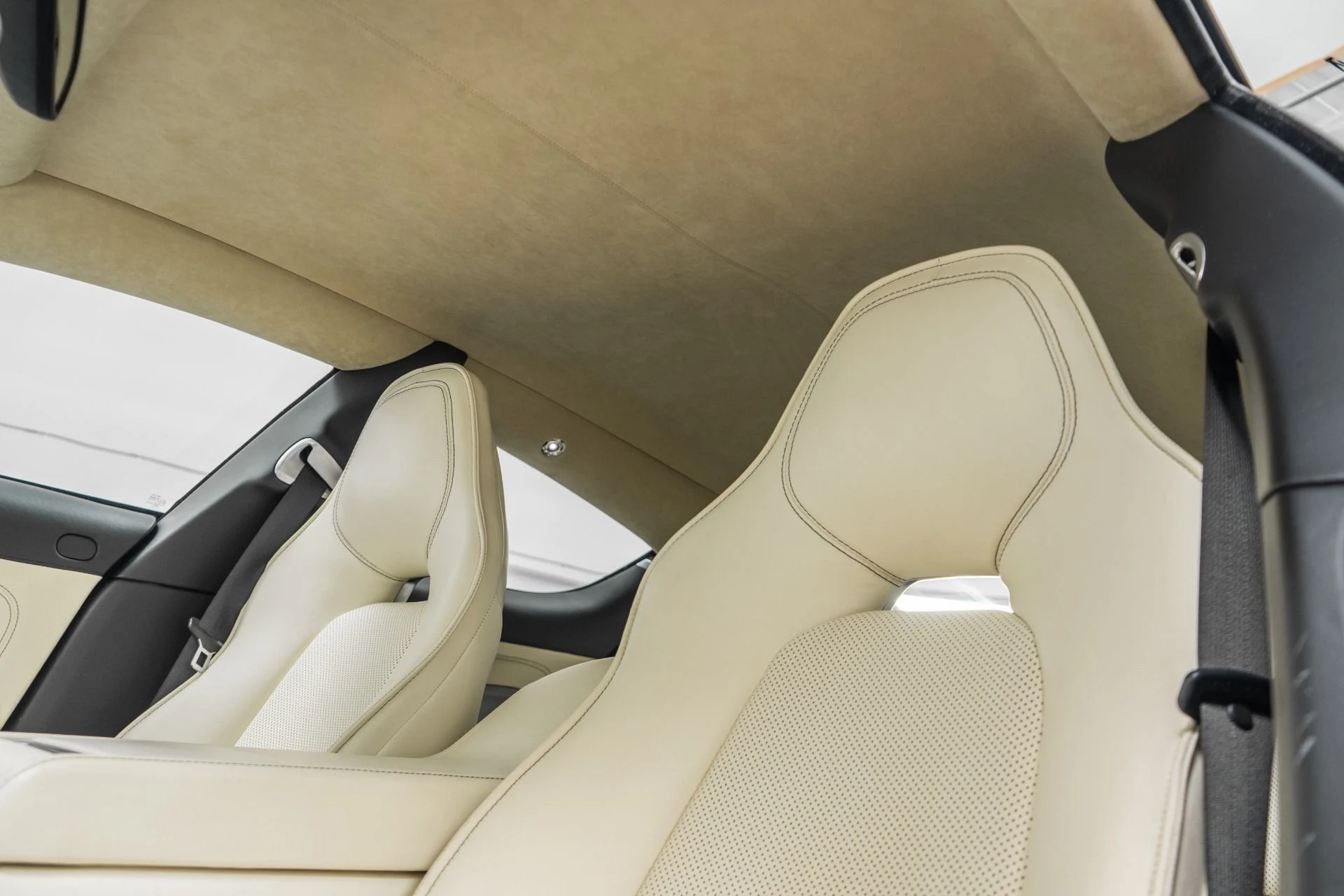 mph017_16691237_Used_2012_Aston_Martin_Rapide_V12_power_High_Contrast_Color_Combination_1781621426_4fc5a974d5