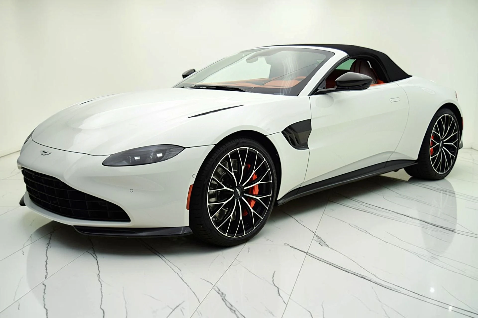 mph017_1693409443_Used_2023_Aston_Martin_Vantage_Roadster_08561ca0a4