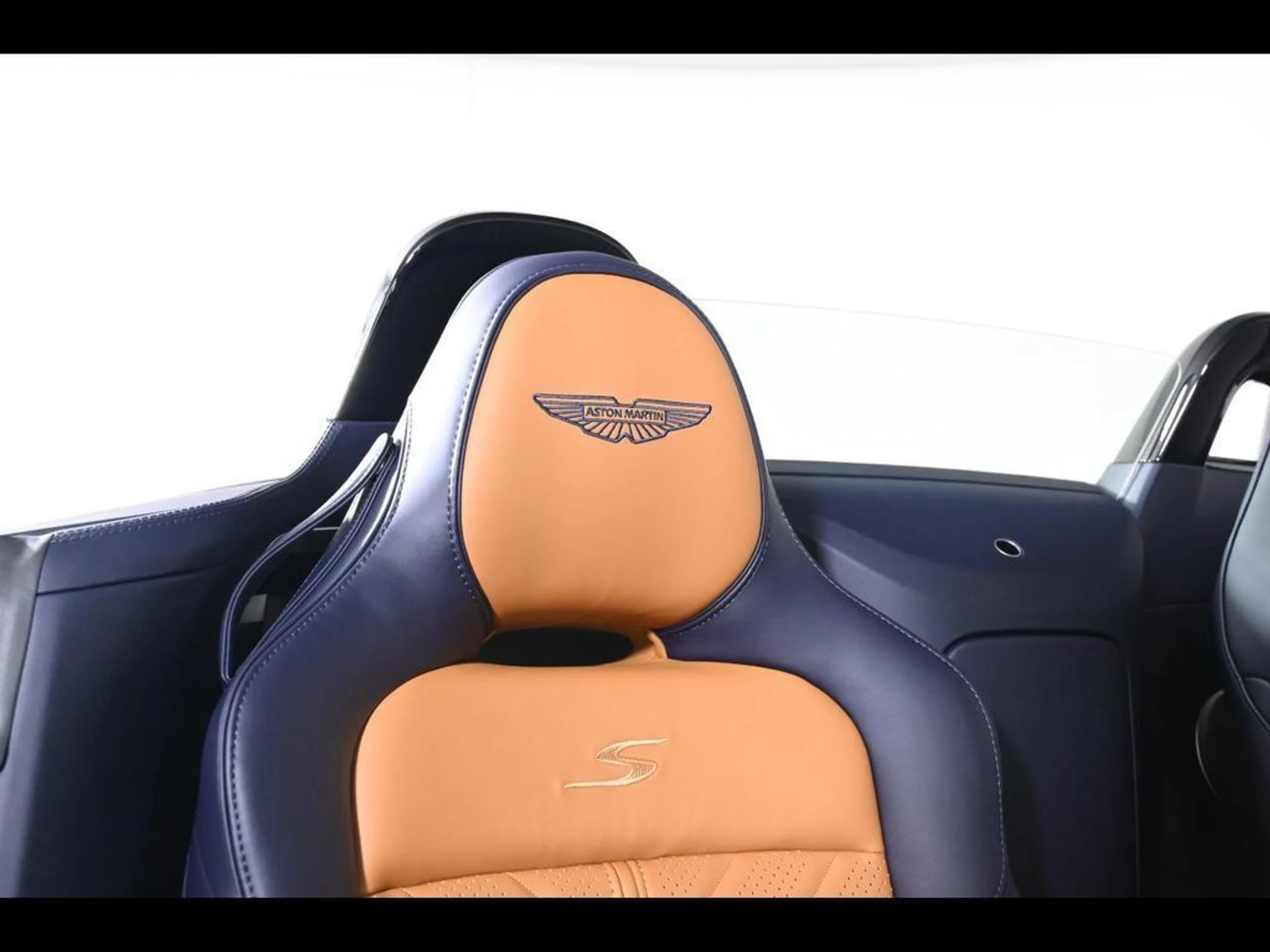 mph017_1706197960_new_2026_aston_martin_vantage_sroadster_11350_23075062_18_1024_cf8f0e40c0