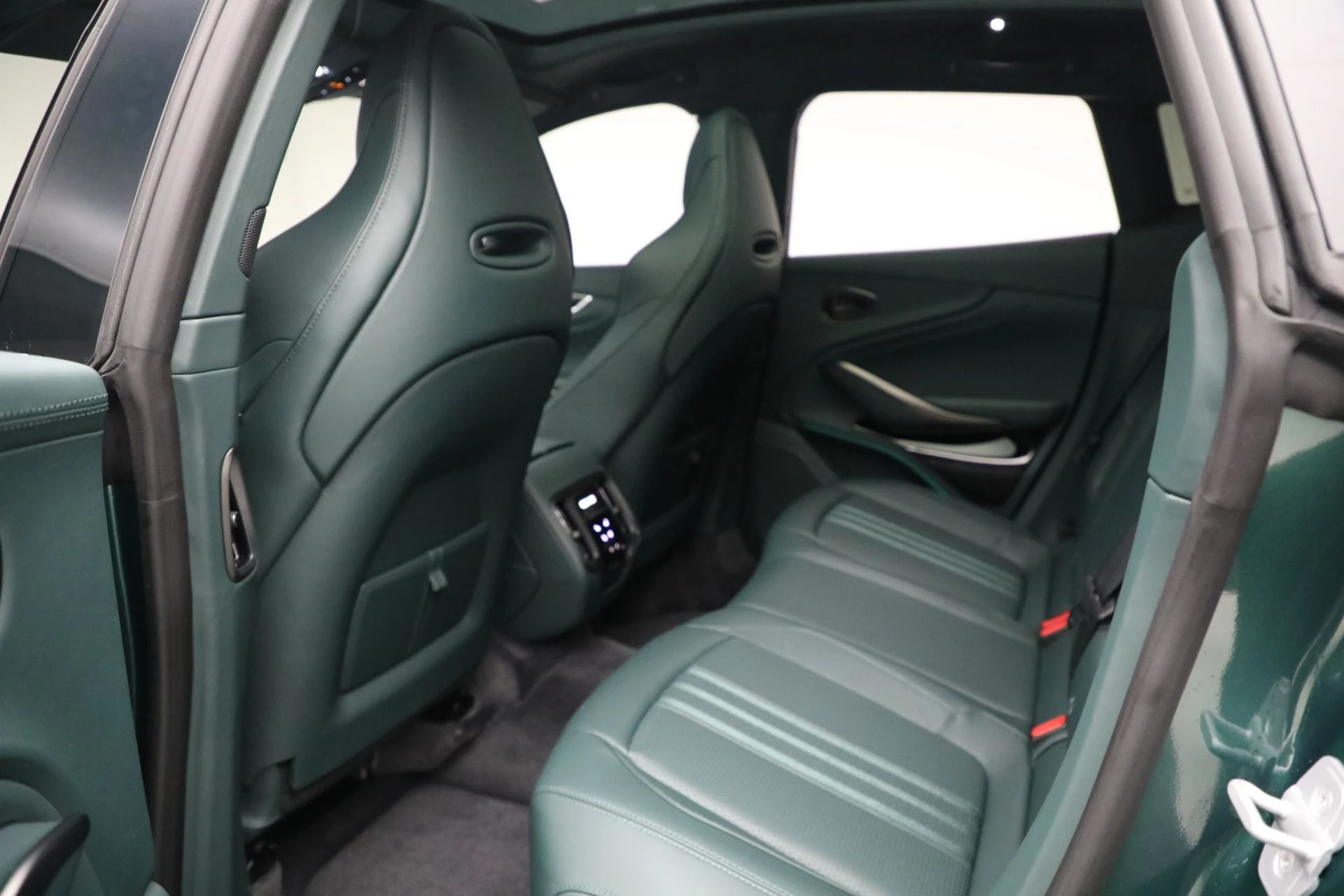 mph017_1707801133_New_2025_Aston_Martin_DBX_707_d435b83141