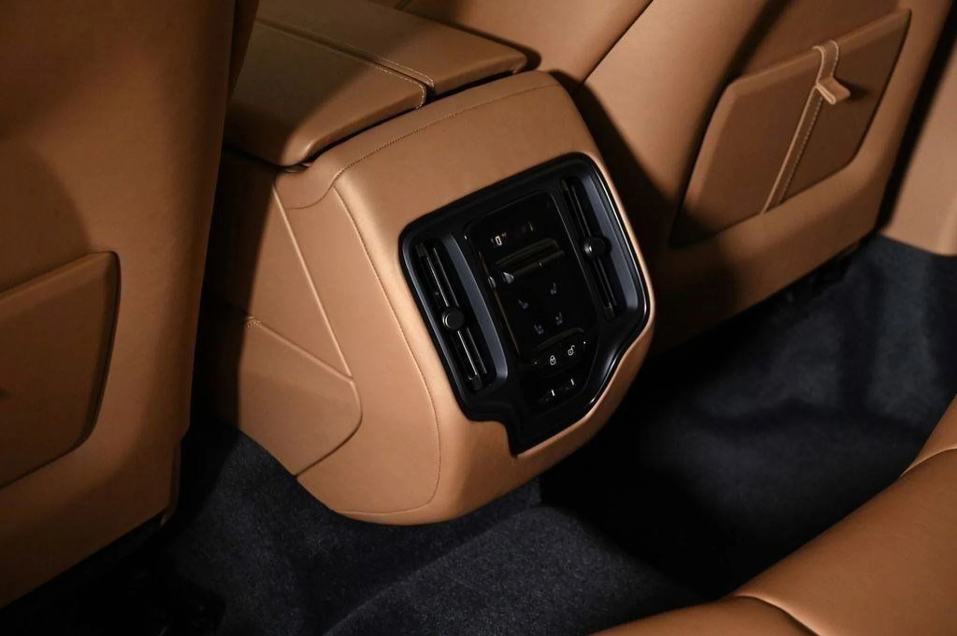 mph017_1710381857_new_2025_aston_martin_dbx_707awd_11350_22854869_17_1024_d433ba812b
