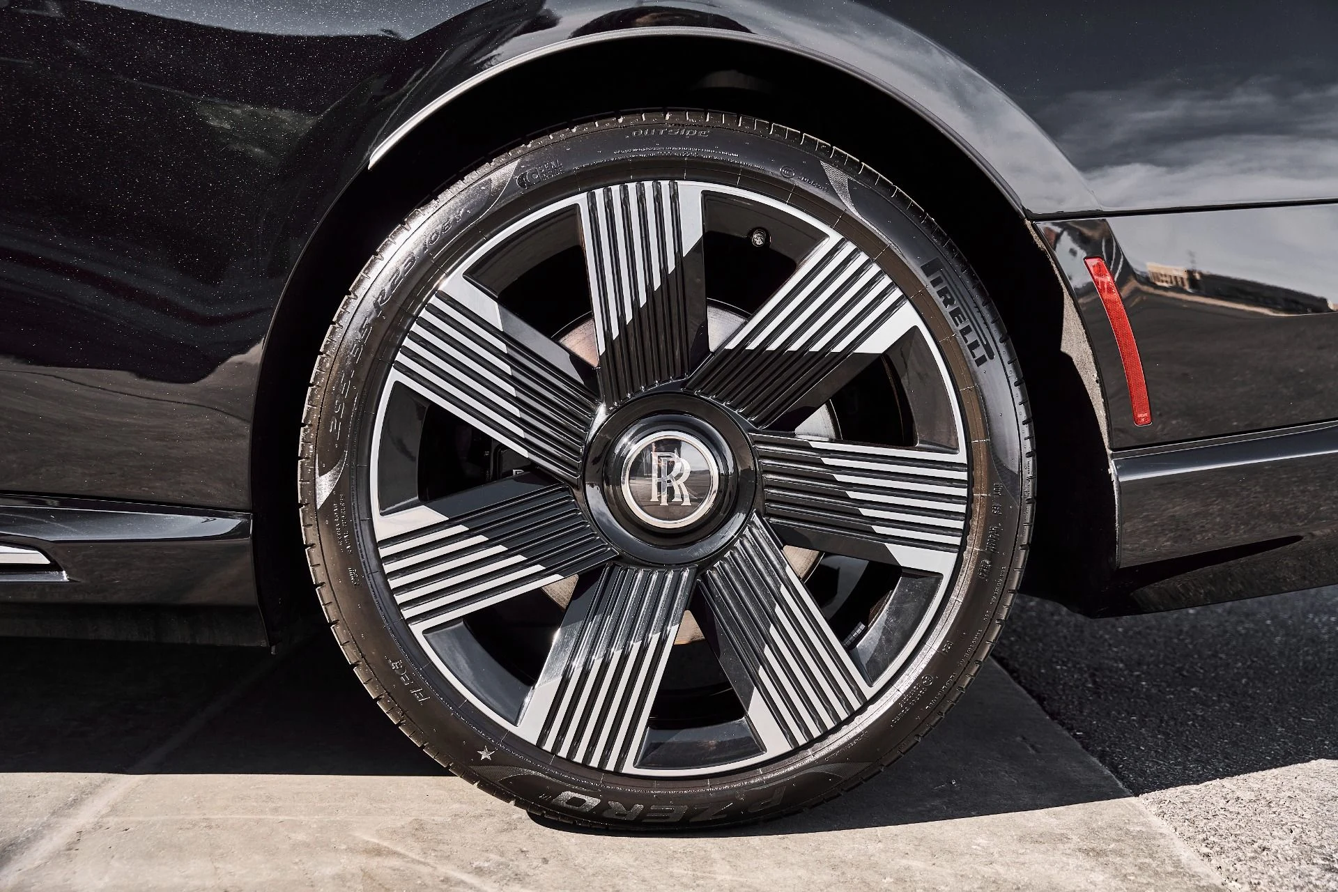 mph017_1720940581_Used_2025_Rolls_Royce_Spectre_Base_1775246492_2343a170f0