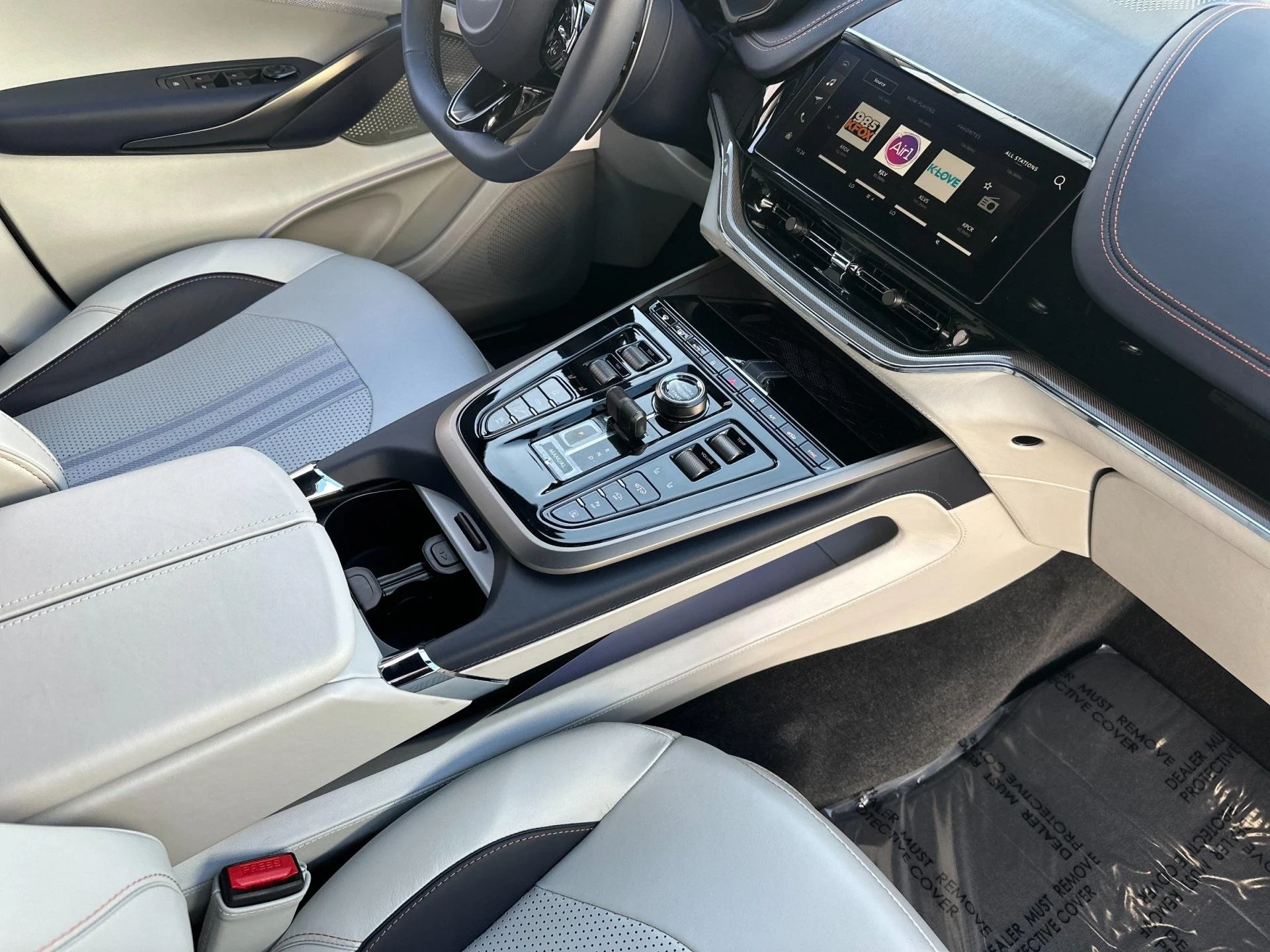 mph017_1730508315_New_2025_Aston_Martin_DBX_707_1761314756_3897f7d012