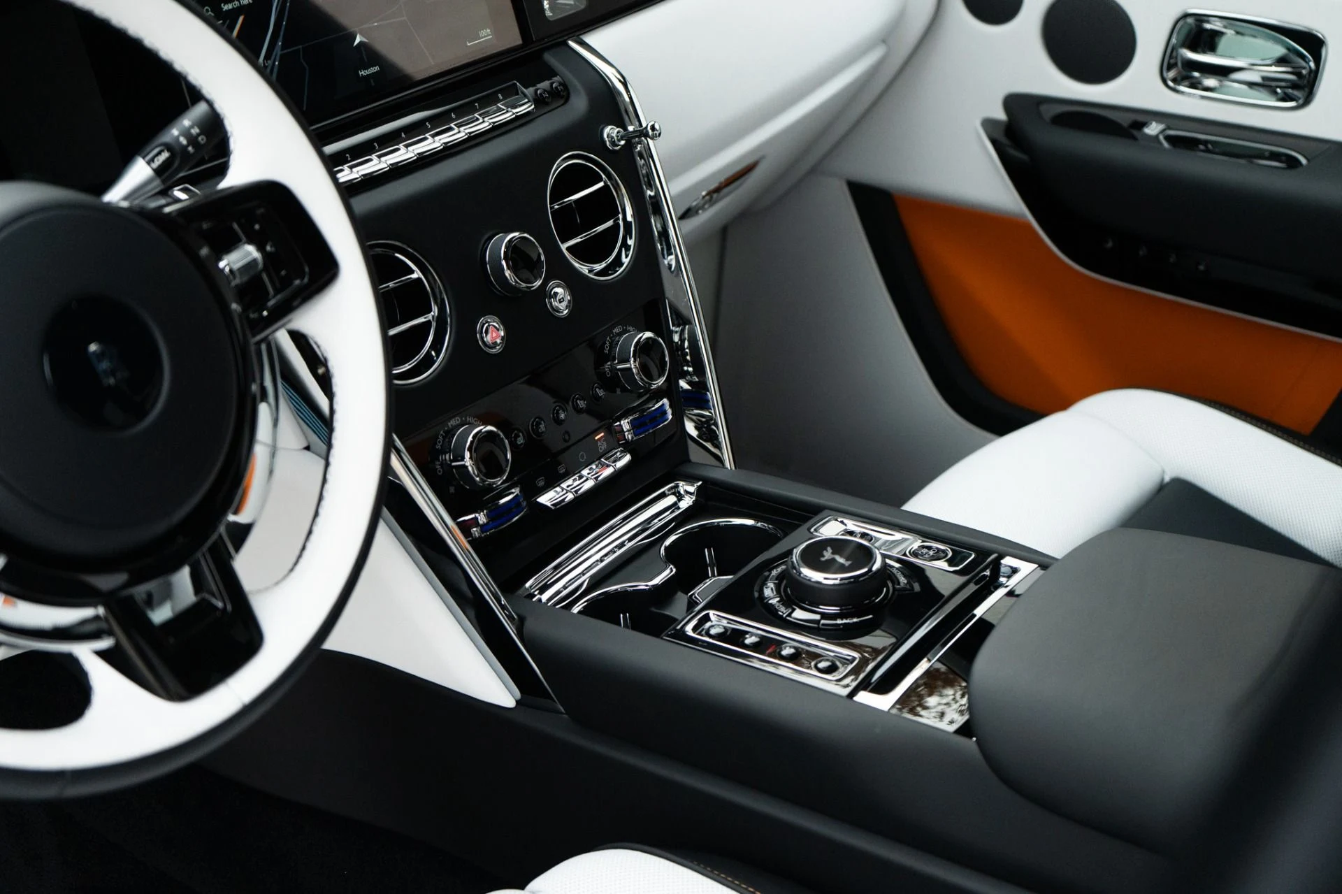 mph017_173259000_Used_2026_Rolls_Royce_Cullinan_1765925177_c413f3fdef