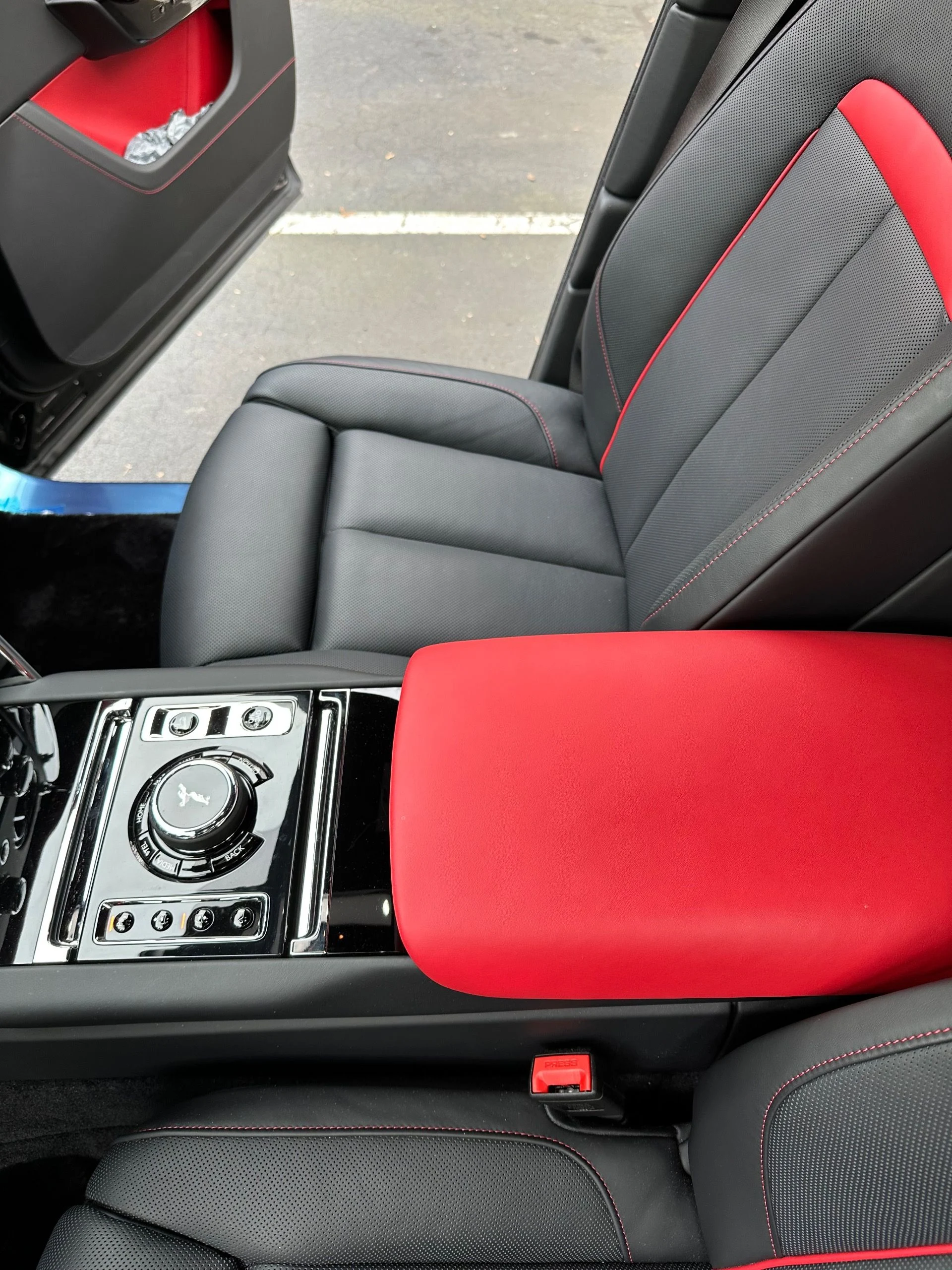 mph017_1760869430_Used_2025_Rolls_Royce_Cullinan_1764879822_29c5dacee4