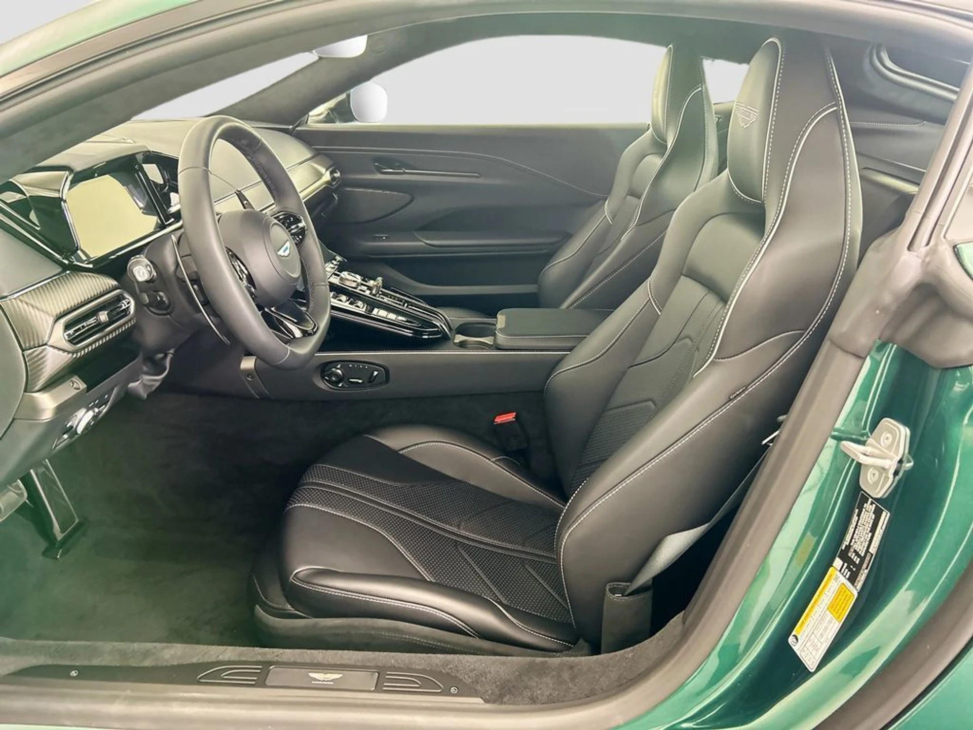 mph017_1804877304_used_2026_aston_martin_vantage_coupe_8119_23019330_18_1024_61309a4a42