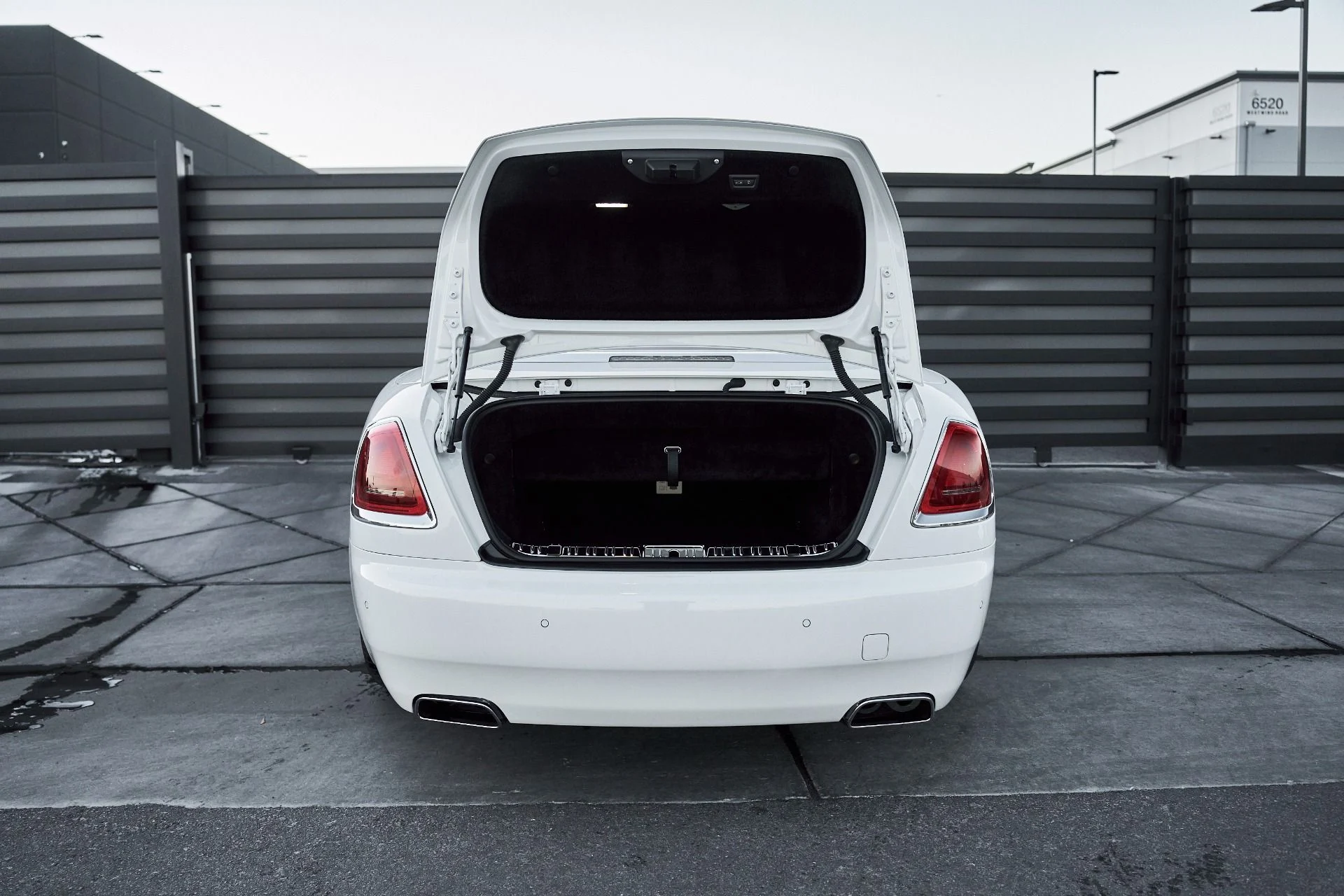 mph017_1808976730_Used_2017_Rolls_Royce_Dawn_Base_1764730538_798193c33c