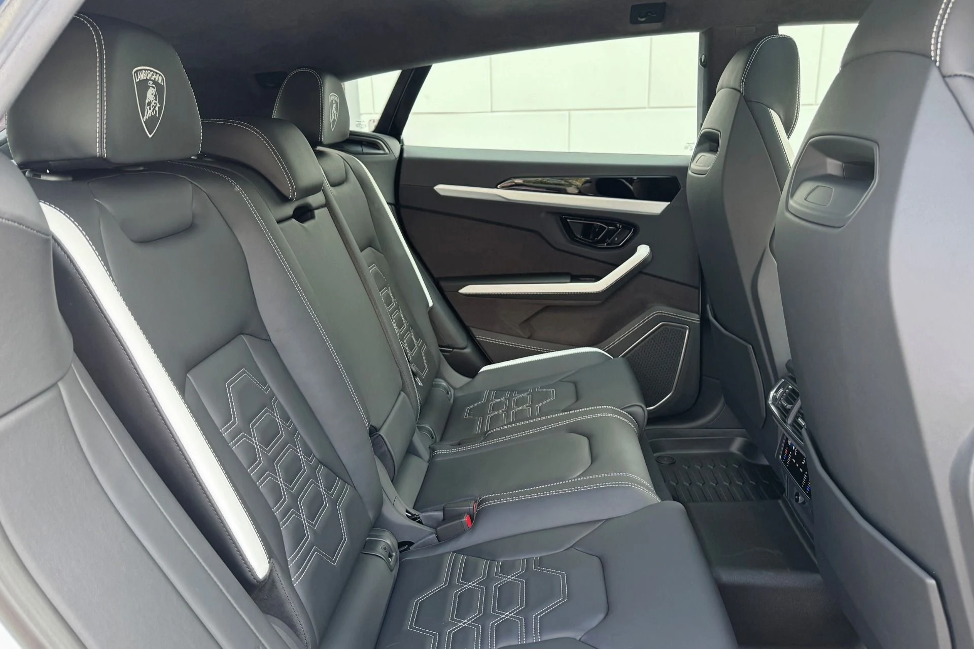mph017_1828852805_Used_2025_Lamborghini_Urus_SE_1756989701_def88a3568