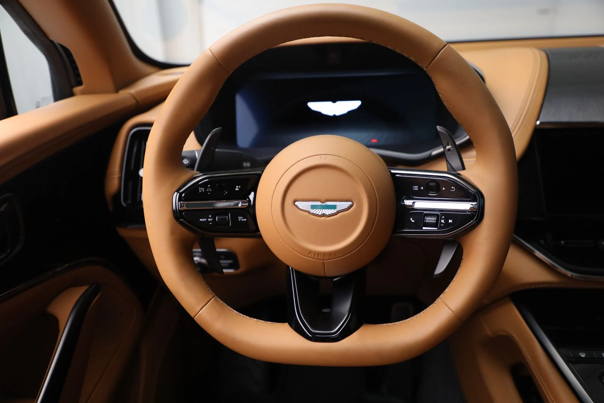 mph017_1835222828_New_2025_Aston_Martin_DBX_707_740ff4c3c9