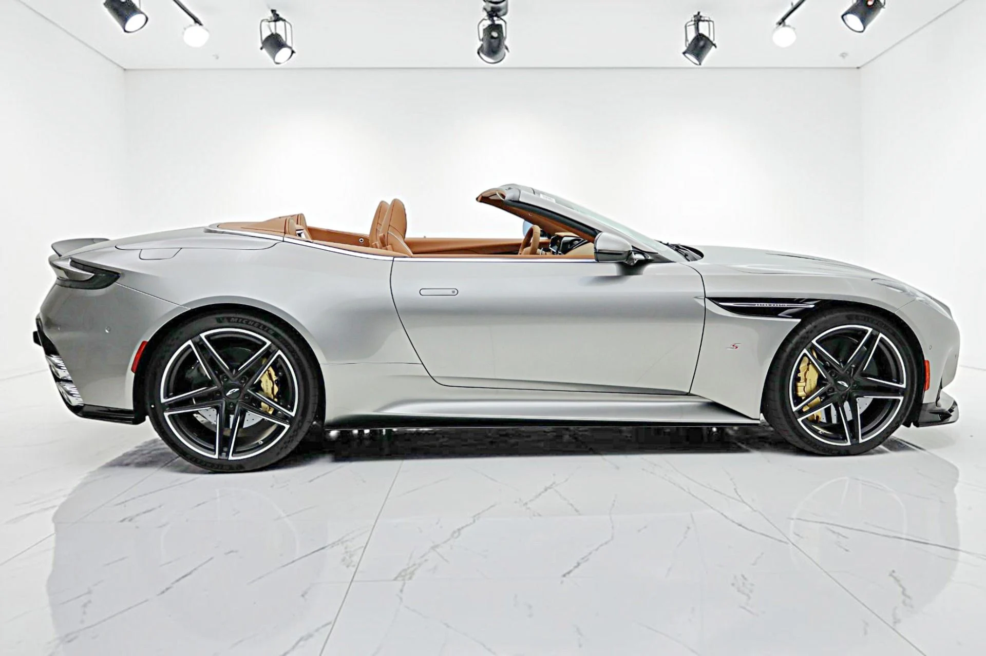 mph017_1837302174_New_2026_Aston_Martin_DB_12_S_Volante_45270d4013