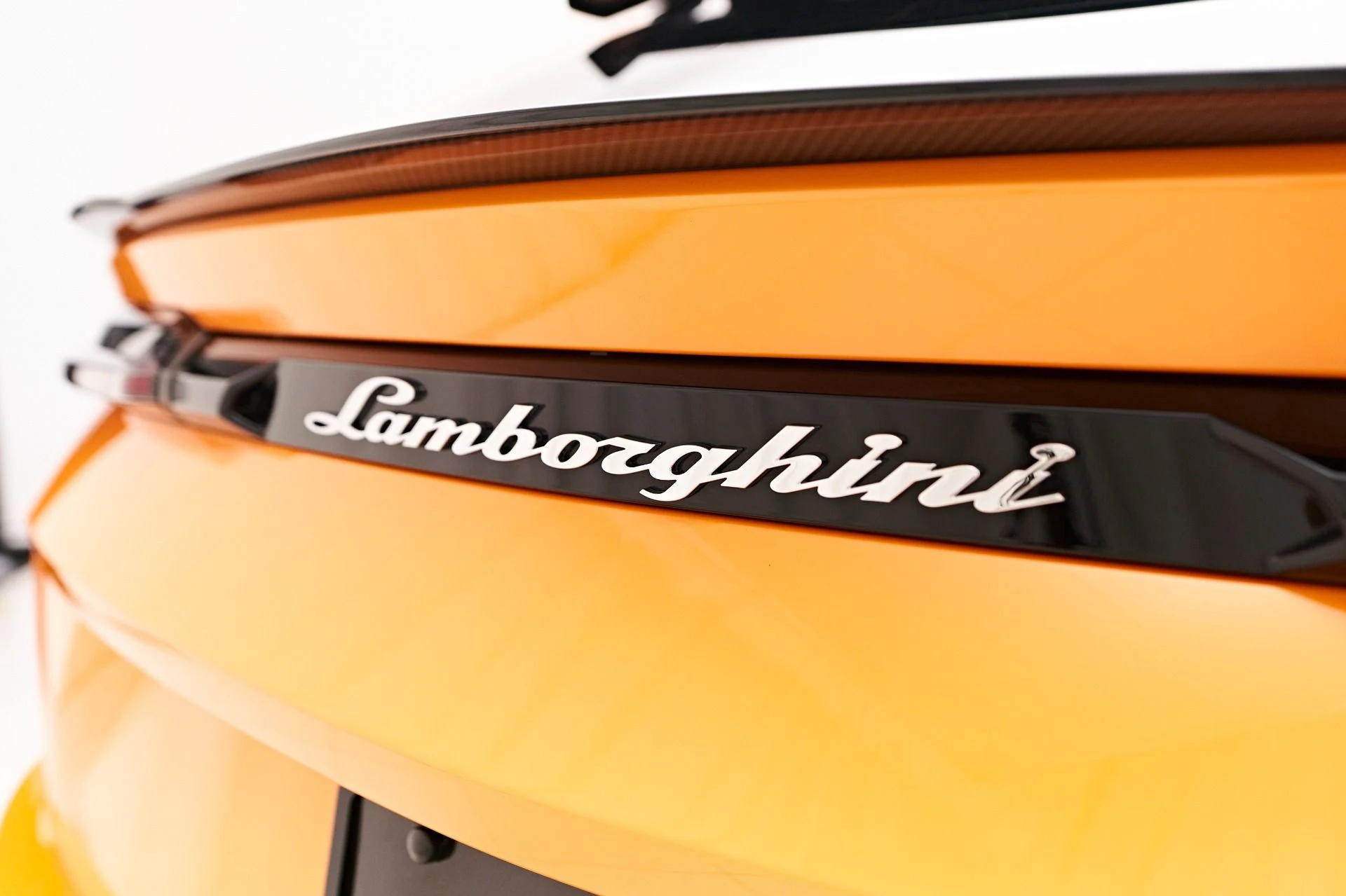 mph017_1858944805_Used_2023_Lamborghini_Urus_Performante_1753490590_bcf10e75fd