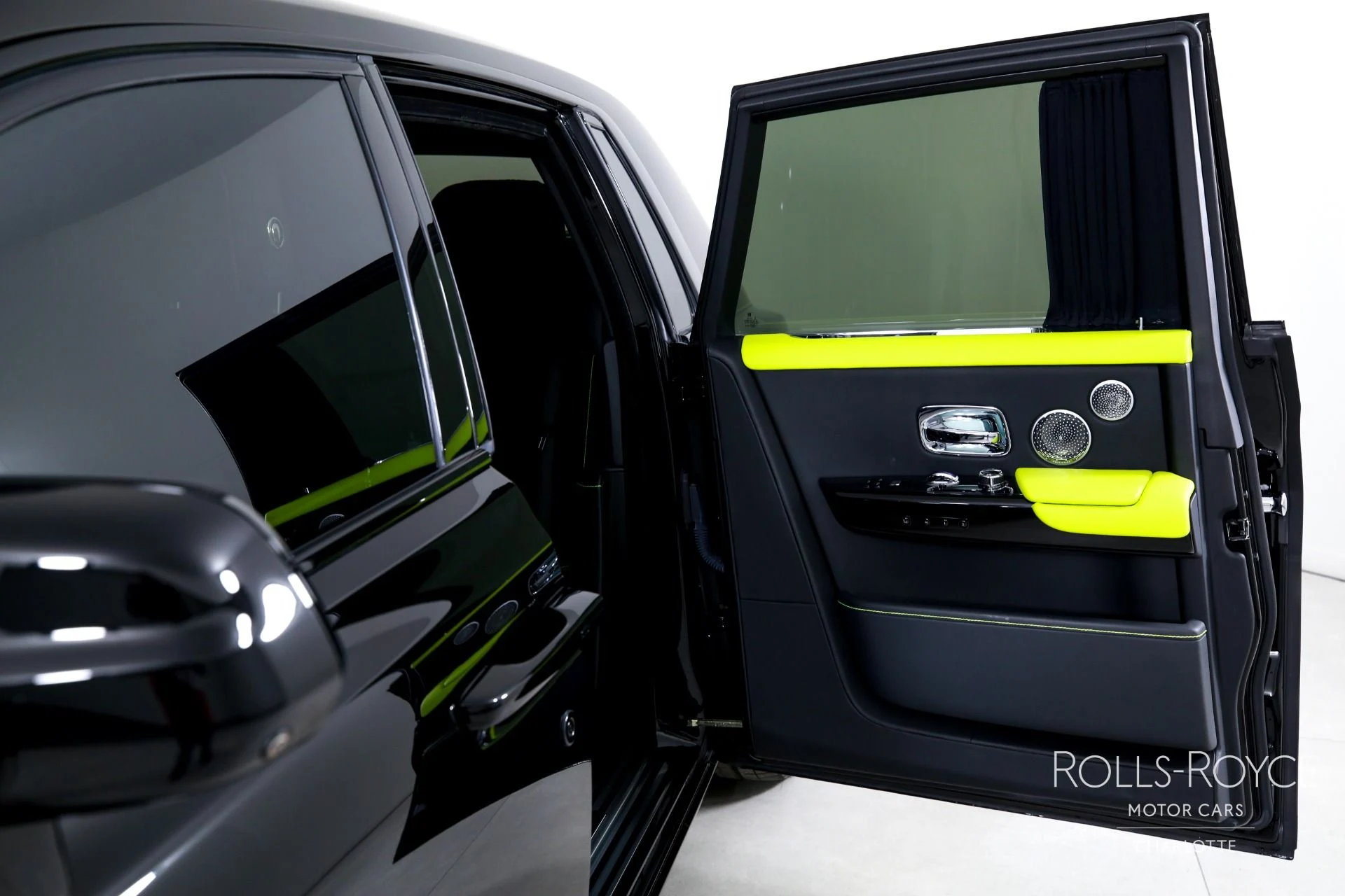 mph017_1865065579_Used_2019_Rolls_Royce_Phantom_1769450314_1ee0cda77b