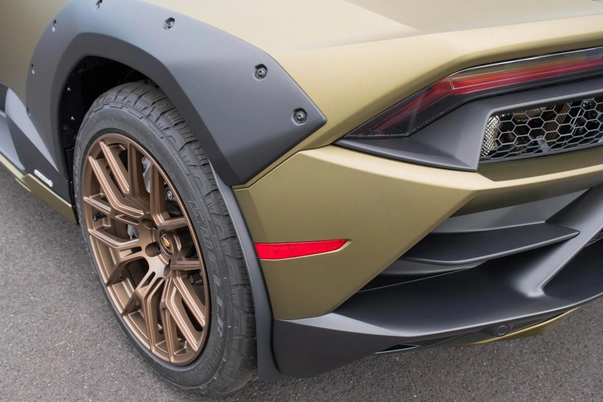 mph017_1875443486_Used_2023_Lamborghini_Huracan_Sterrato_1769868848_86f1d26191