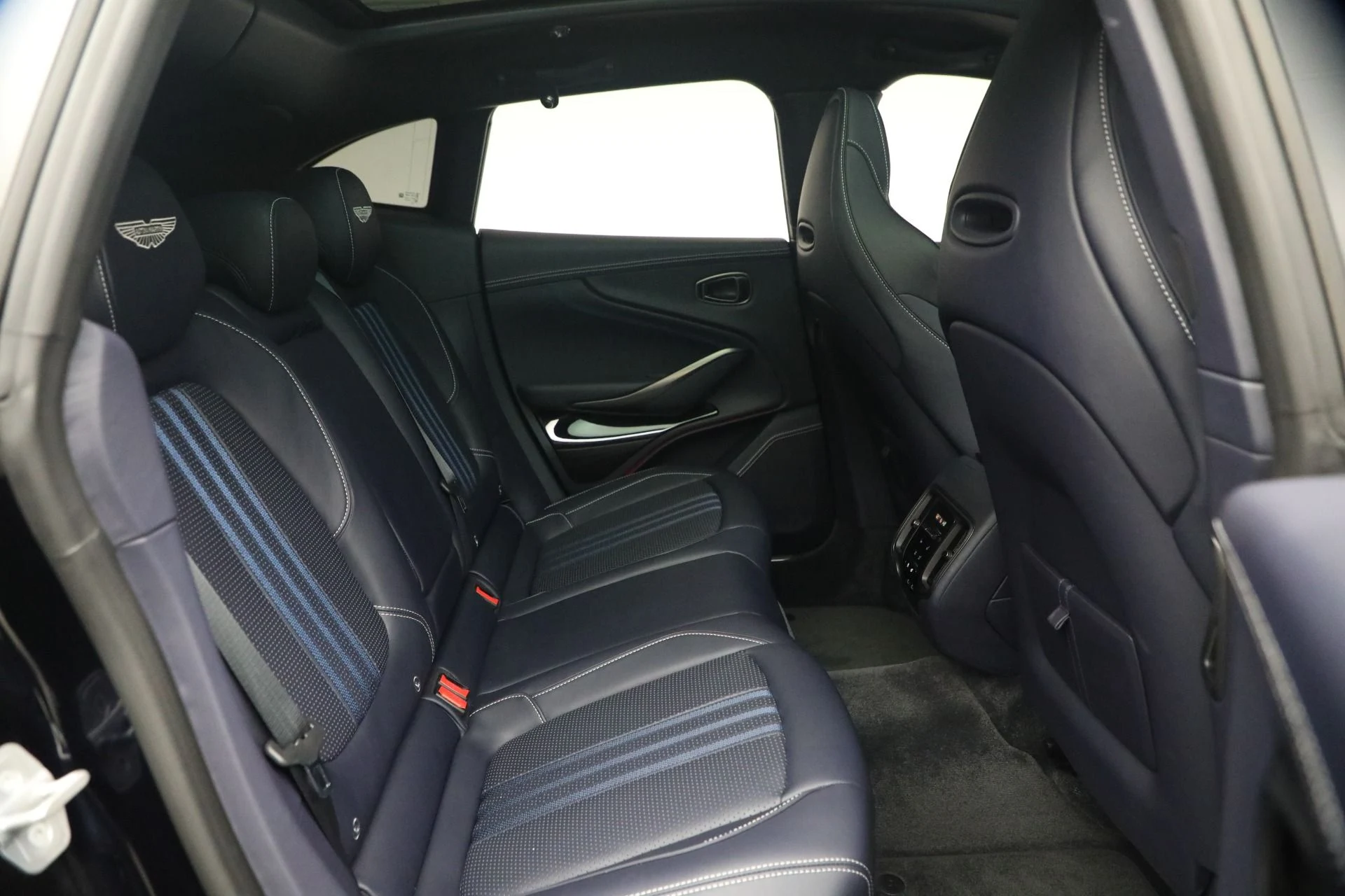 mph017_1881081477_Used_2025_Aston_Martin_DBX_707_1782252692_83a604e823