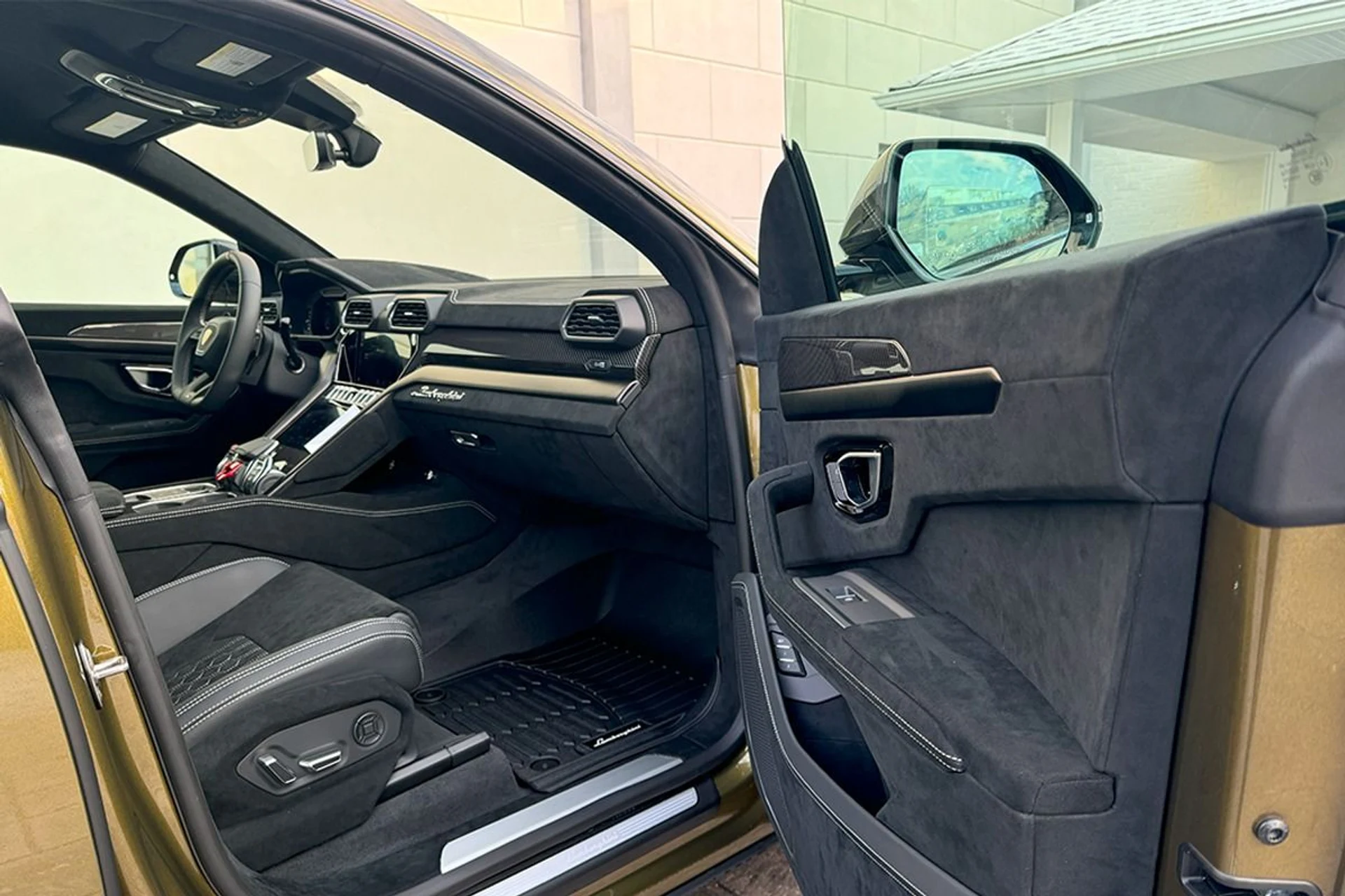 mph017_1887725636_Used_2024_Lamborghini_Urus_Performante_1737380299_43e70c1e1c