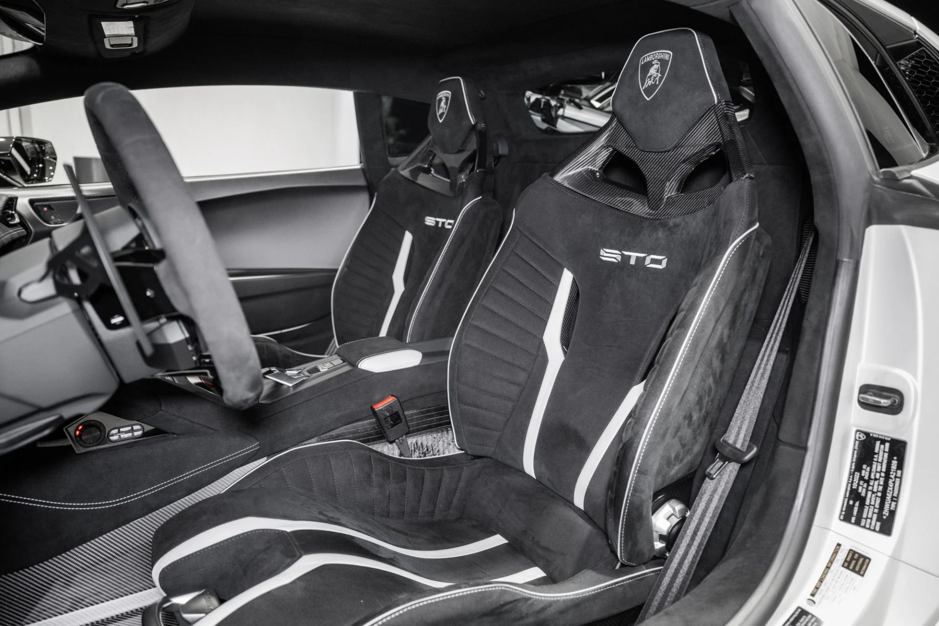 mph017_1890184516_Used_2023_Lamborghini_Huracan_STO_STO_1784326202_01fe950459