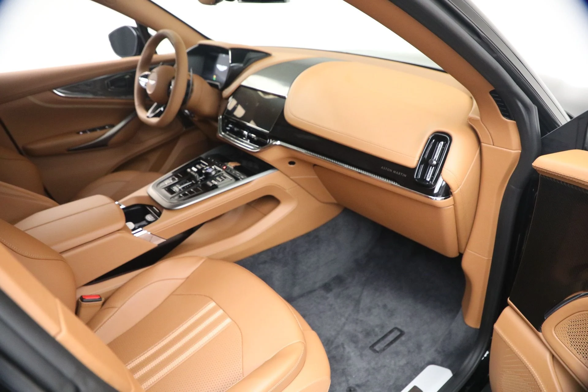 mph017_1890737153_New_2026_Aston_Martin_DBX_707_1767991932_69f32297b1