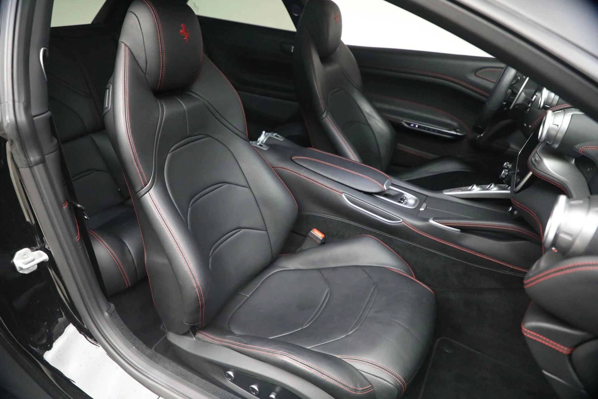 mph017_1895356177_Used_2018_Ferrari_GTC_4_Lusso_1771085143_fab9ef2b69