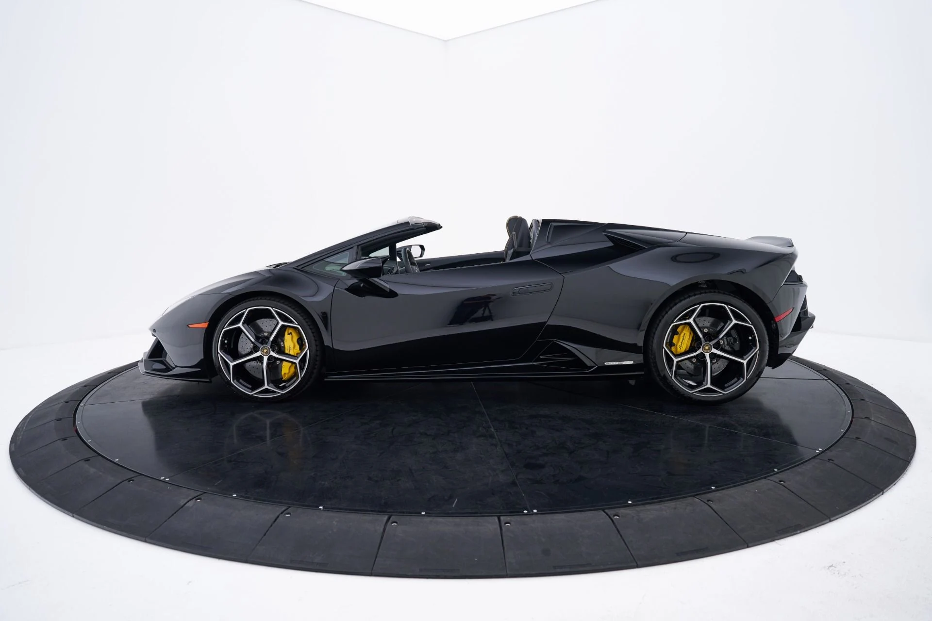 mph017_1914609450_Used_2024_Lamborghini_Huracan_1793135547_0cb5dc4b6d