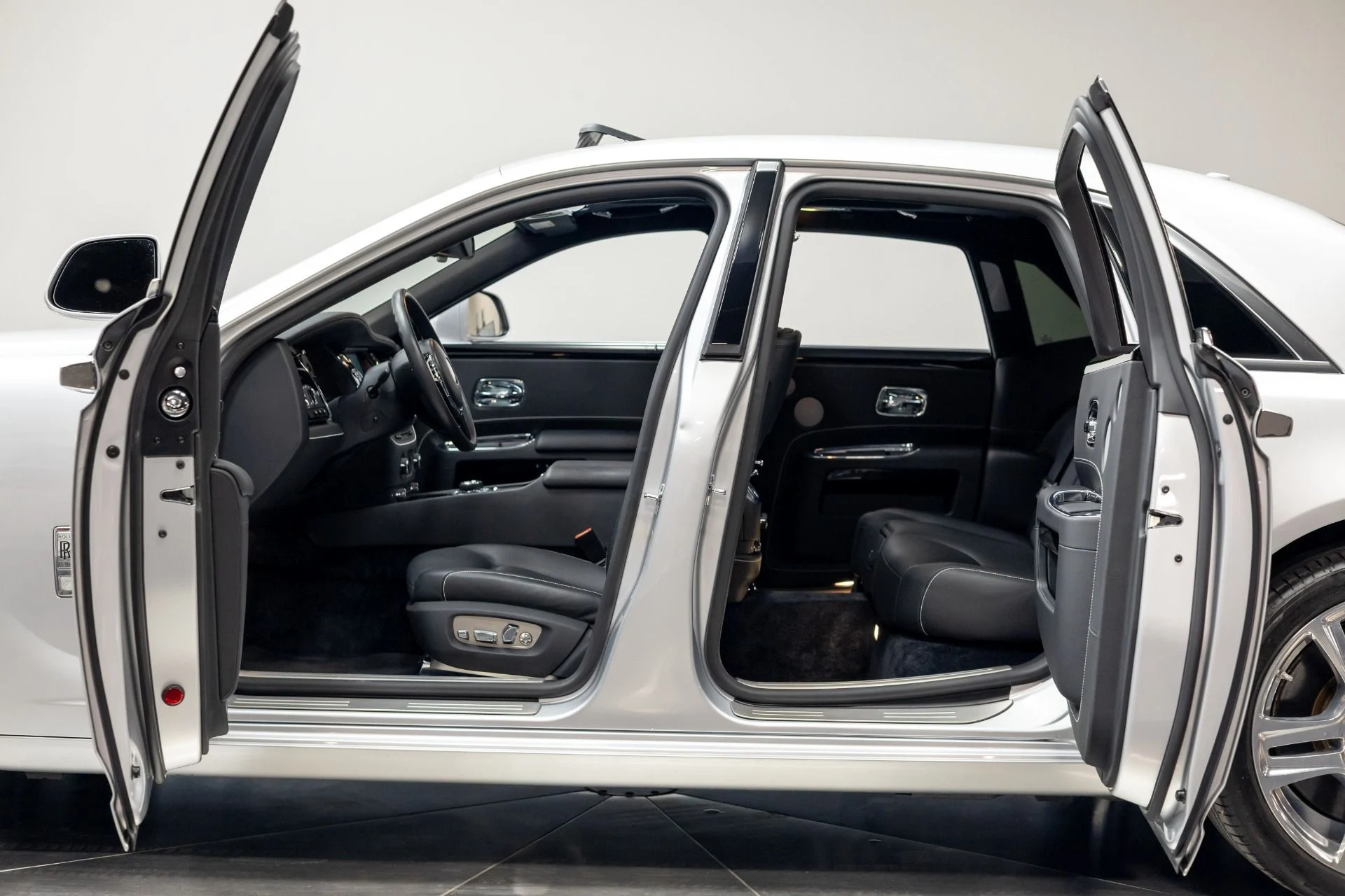 mph017_191502244_Used_2015_Rolls_Royce_Ghost_1760219601_8eaa9fd539