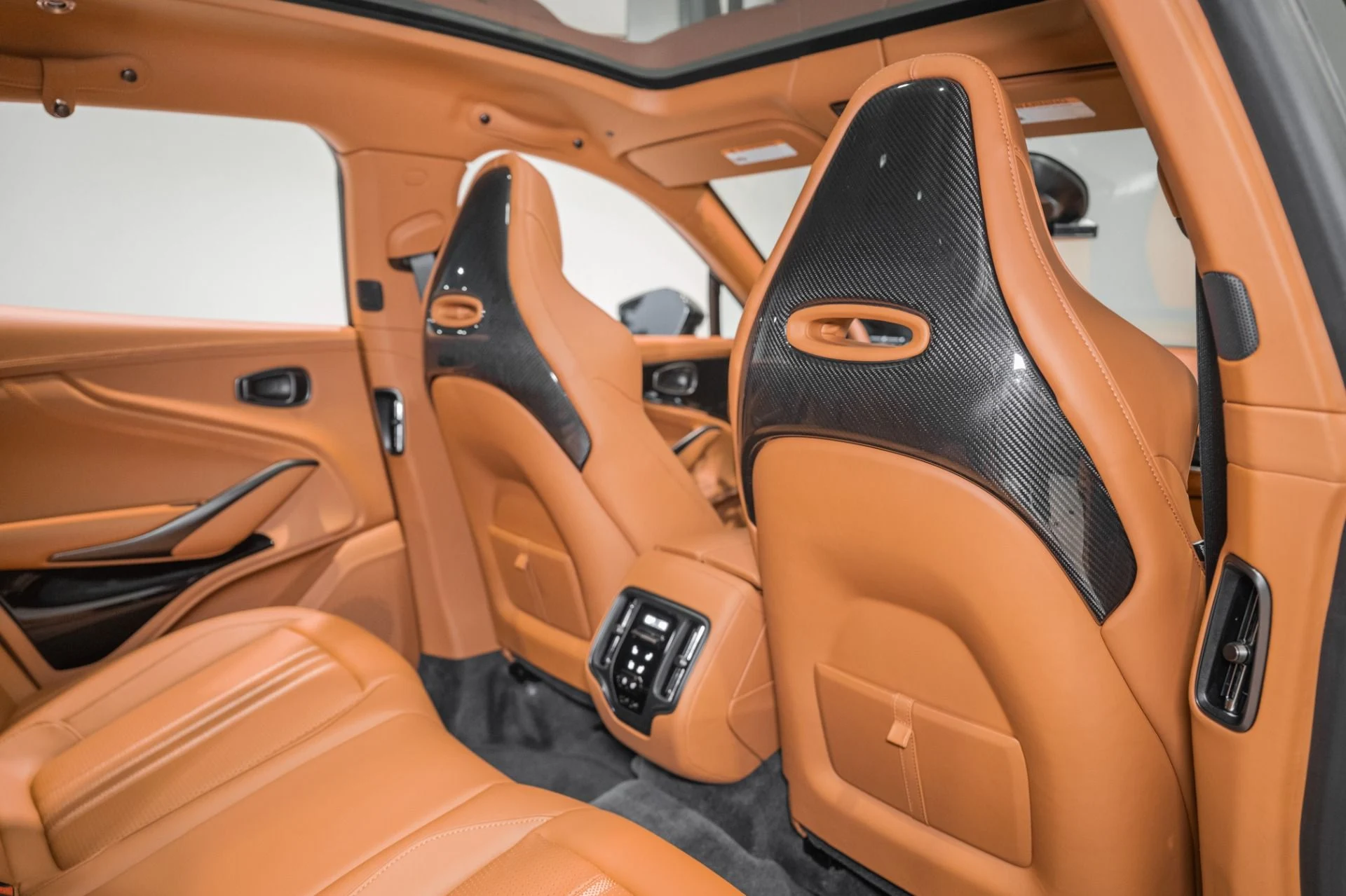 mph017_191829121_New_2026_Aston_Martin_DBX_707_1786372165_edebeb2f4e