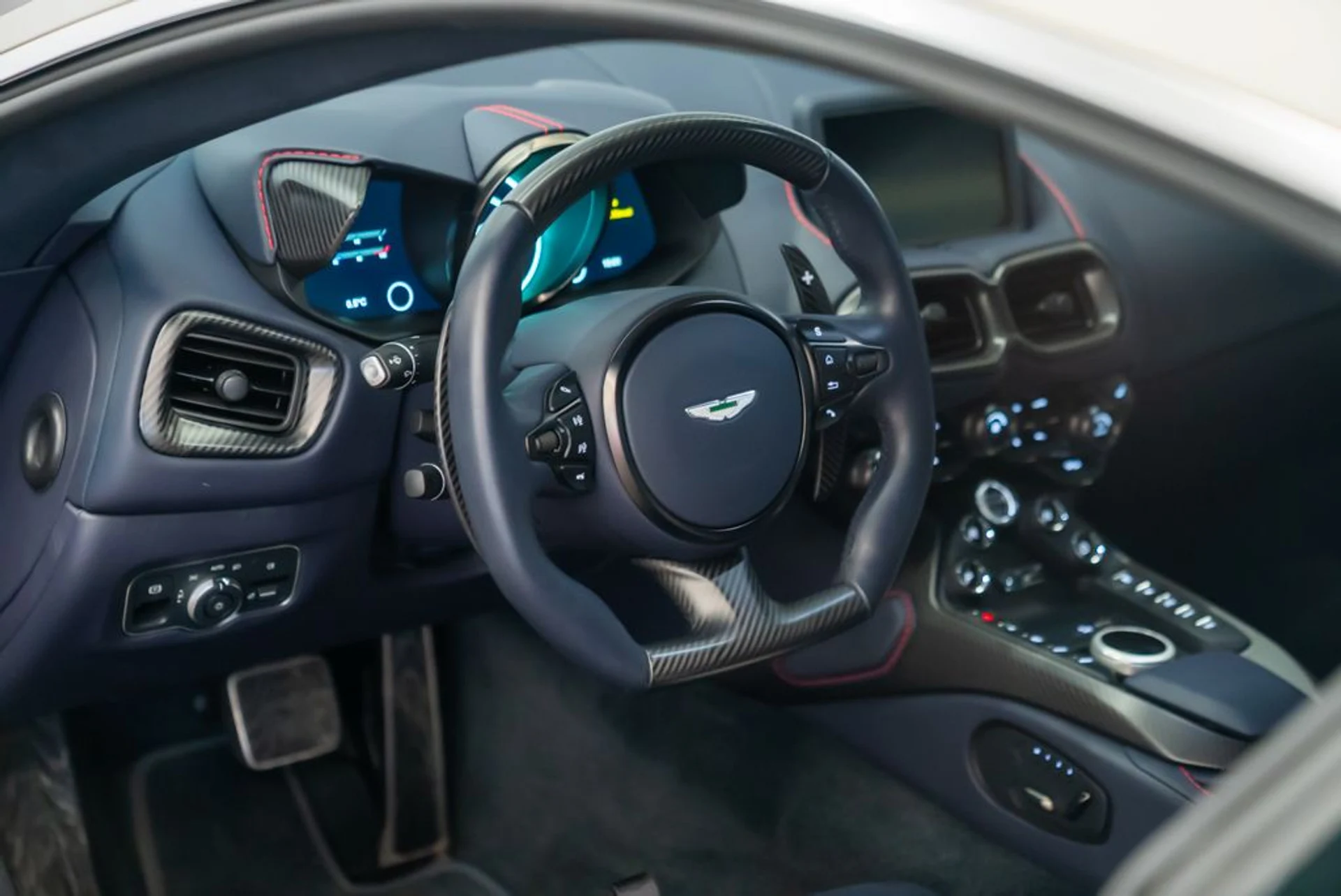 mph017_192355615_aston_martin_vantage_2023_jpg_v_1768855591_9e1d577f33