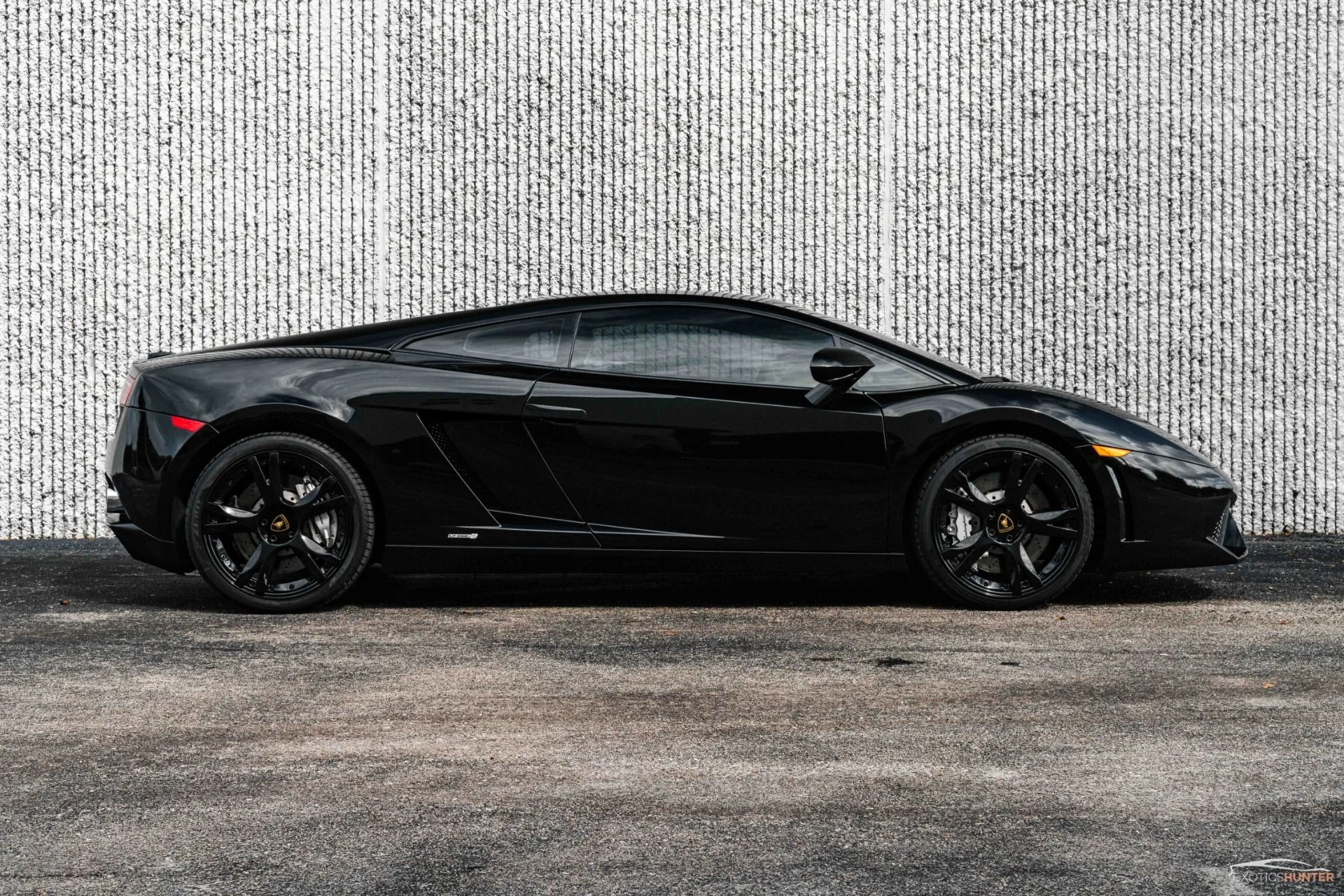 mph017_1930503708_Used_2012_Lamborghini_Gallardo_LP_550_2_w_a_White_Interior_Diamond_Stitch_Reverse_Cam_Front_Lift_1696105908_173fb370f9