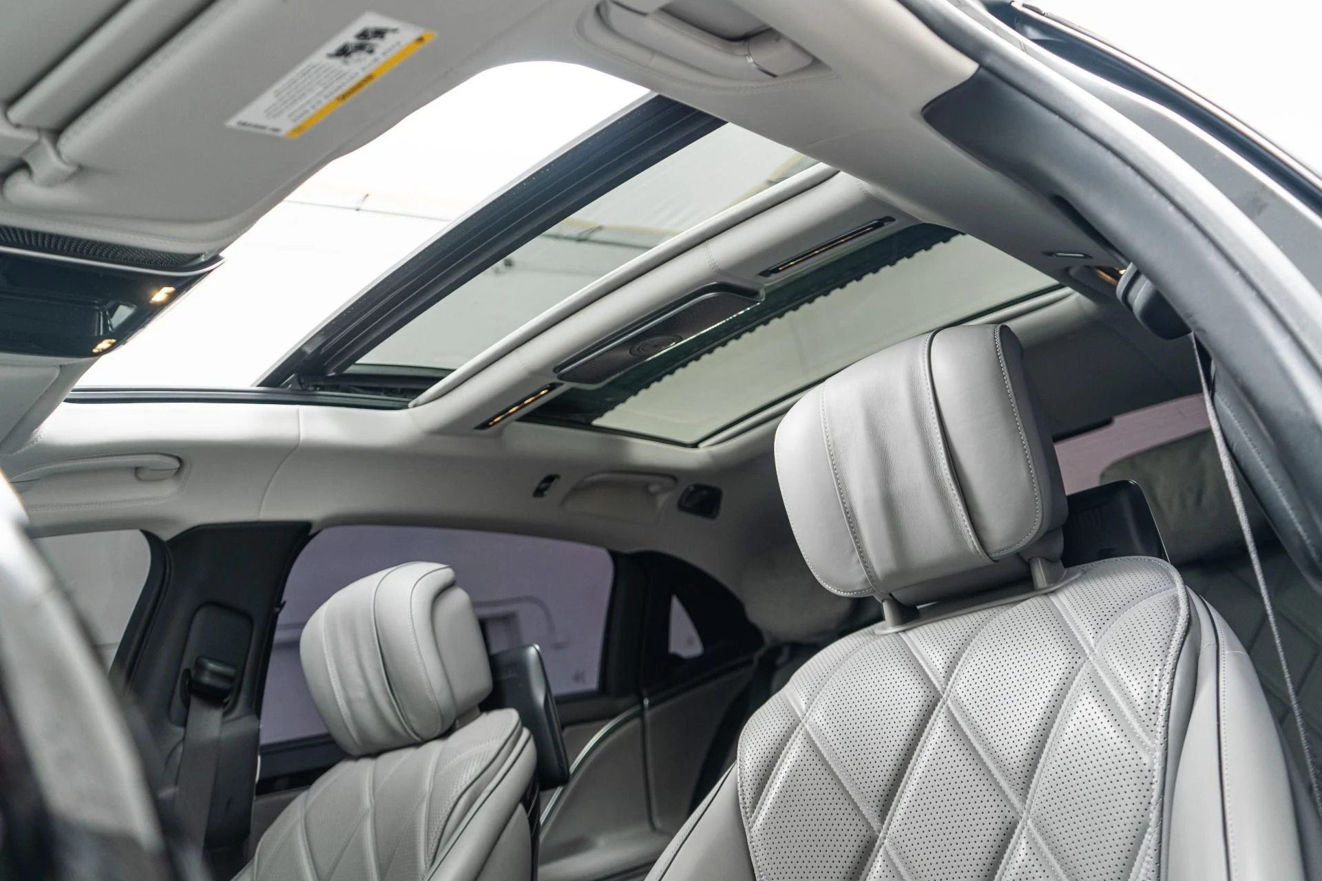 mph017_1959181119_Used_2021_Mercedes_Benz_Maybach_S_580_4_MATIC_Factory_Two_Tone_paint_Executive_Rear_Seat_Package_Bottle_Chiller_1776288092_5b24e698f3