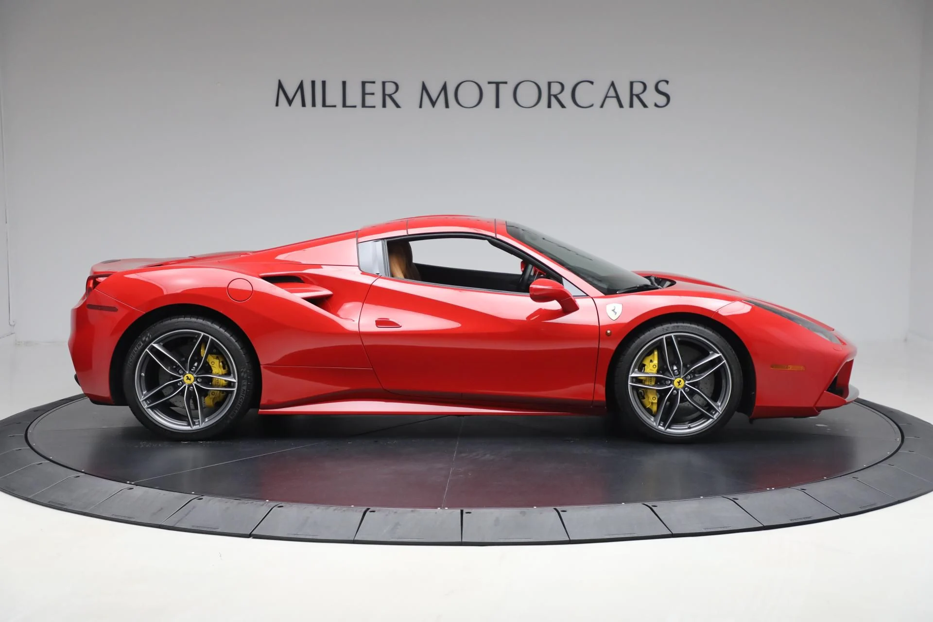 mph017_1966148691_Used_2018_Ferrari_488_Spider_5c3e62c8c2