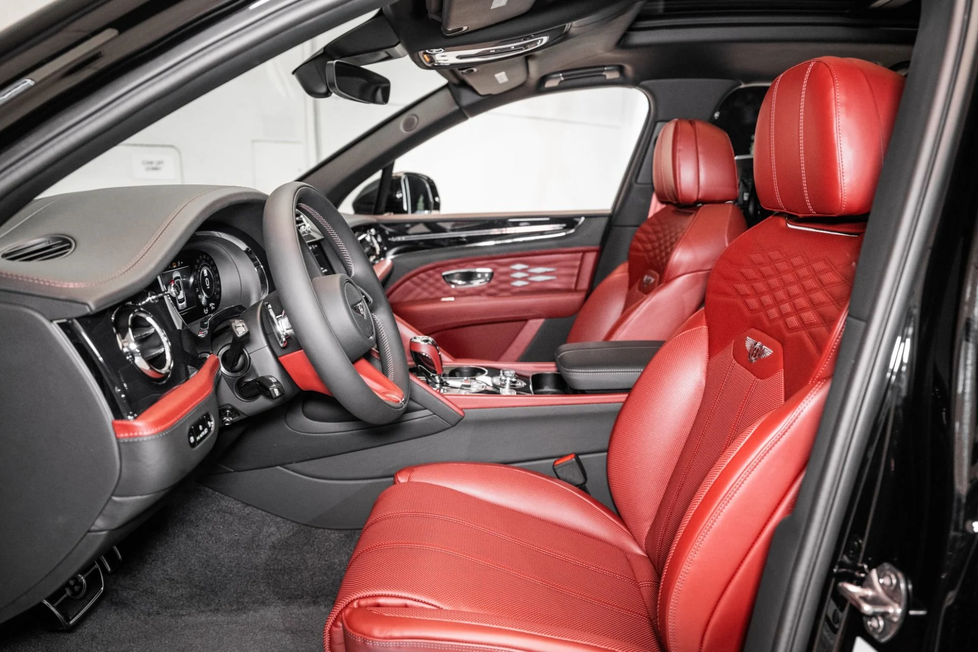 mph017_1986903374_New_2025_Bentley_BENTAYGA_EWB_AZURE_V8_Azure_V8_1749659689_2874d3c08e