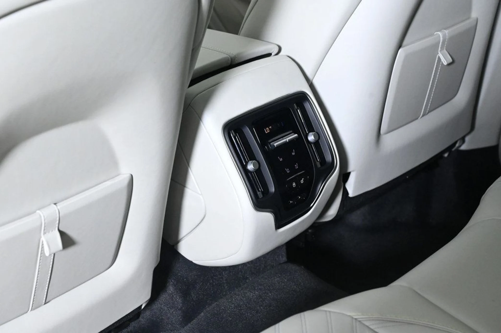 mph017_1998463151_new_2026_aston_martin_dbx_707awd_11350_22965901_17_1024_f7c2369b3f