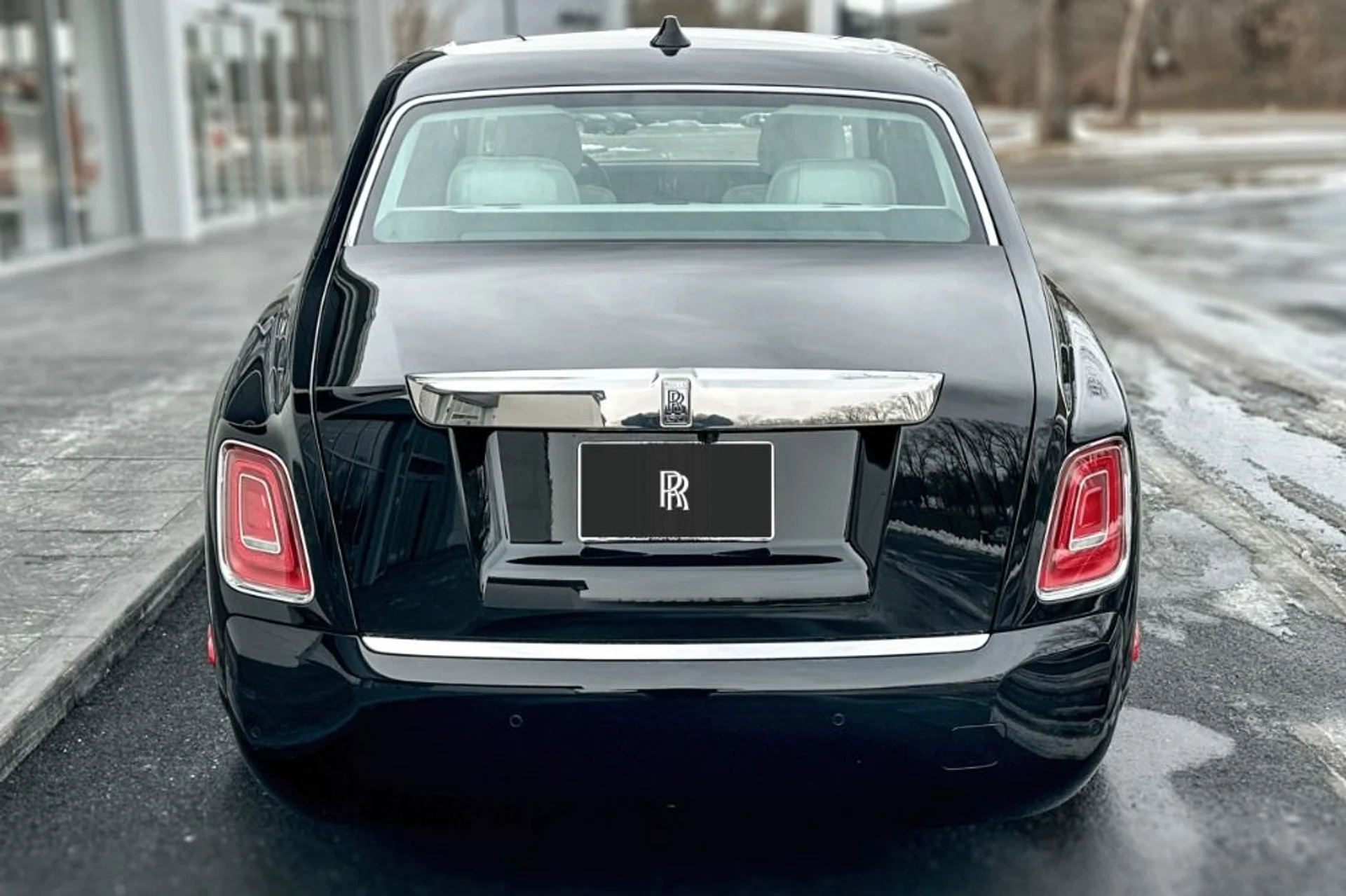 mph017_2013378569_Used_2023_Rolls_Royce_Phantom_1769430956_1c66a05160