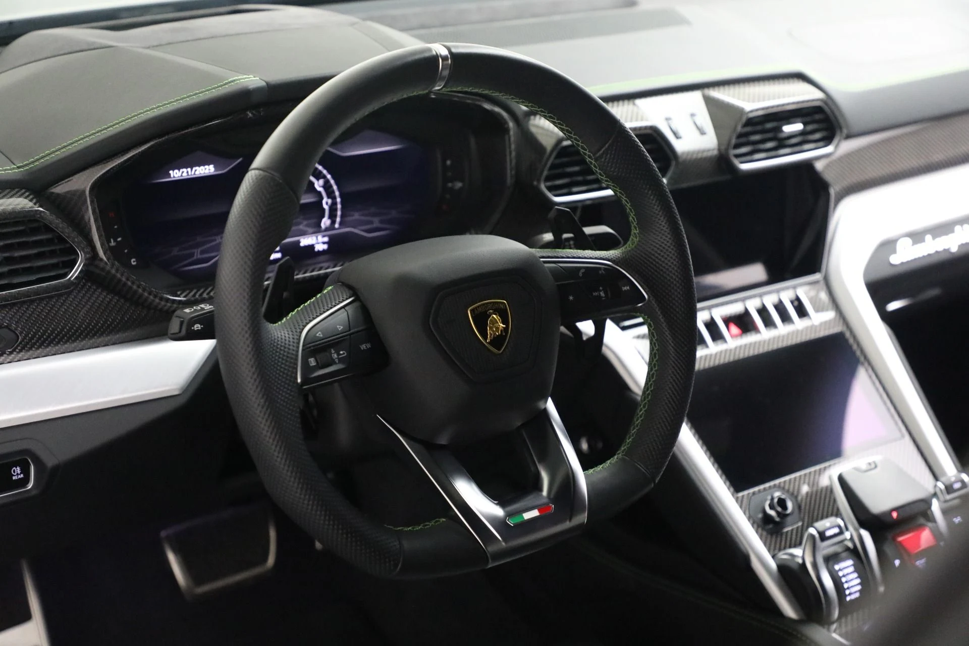 mph017_2014048634_Used_2022_Lamborghini_Urus_1761597990_bb723defbe