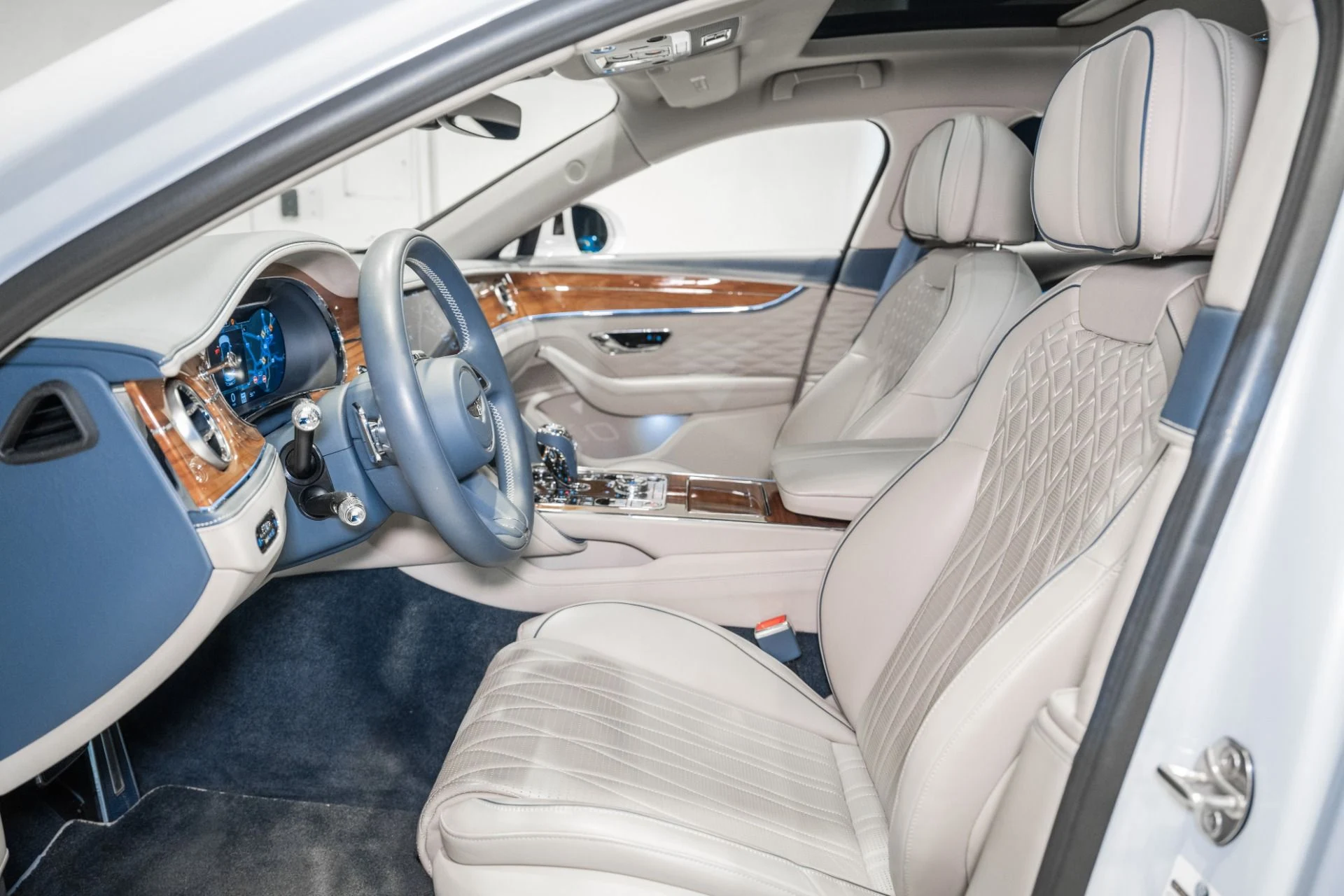 mph017_2019010642_Used_2023_Bentley_Flying_Spur_1772469545_ac900c7851