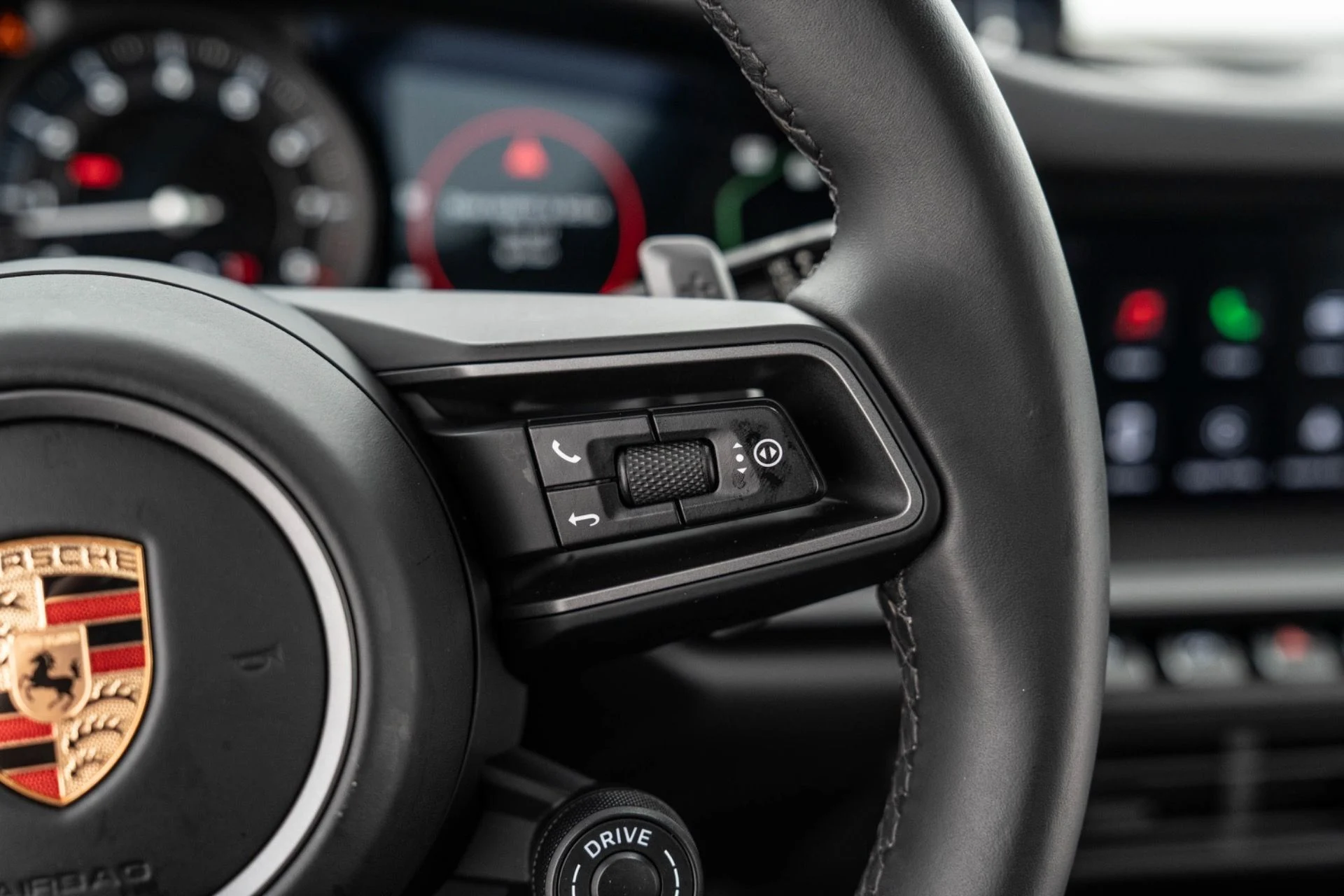 mph017_2044843843_Used_2024_Porsche_911_Carrera_1774628142_fd8e13357b