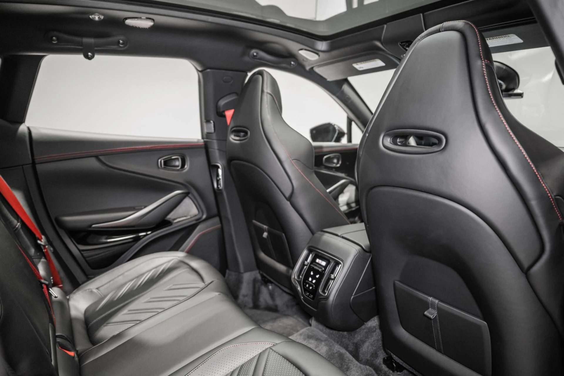 mph017_2064326712_New_2026_Aston_Martin_DBX_S_1765985660_0362e4bf32