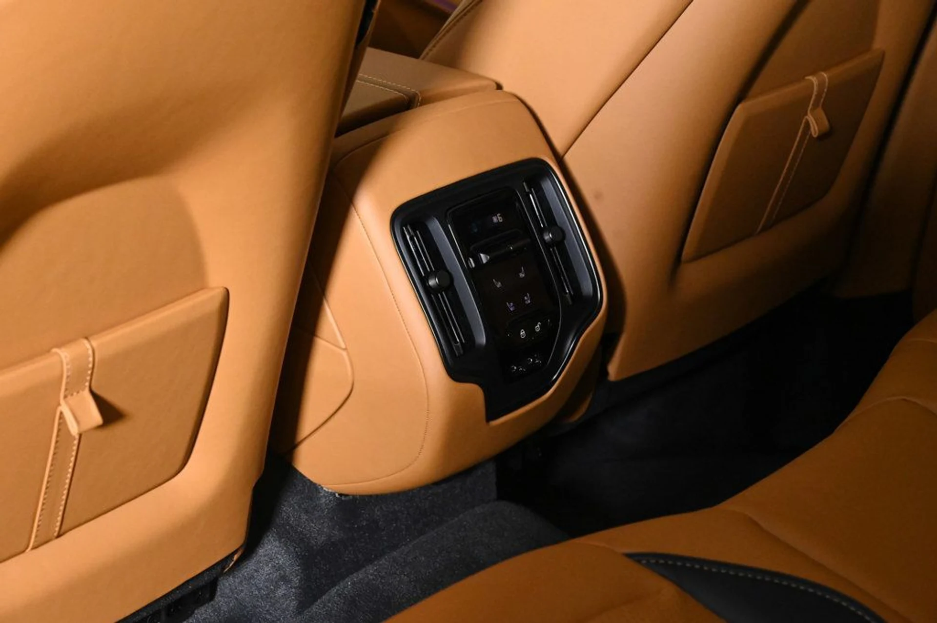 mph017_2066024926_new_2026_aston_martin_dbx_707awd_11350_22961651_17_1024_5d08cb2b2f