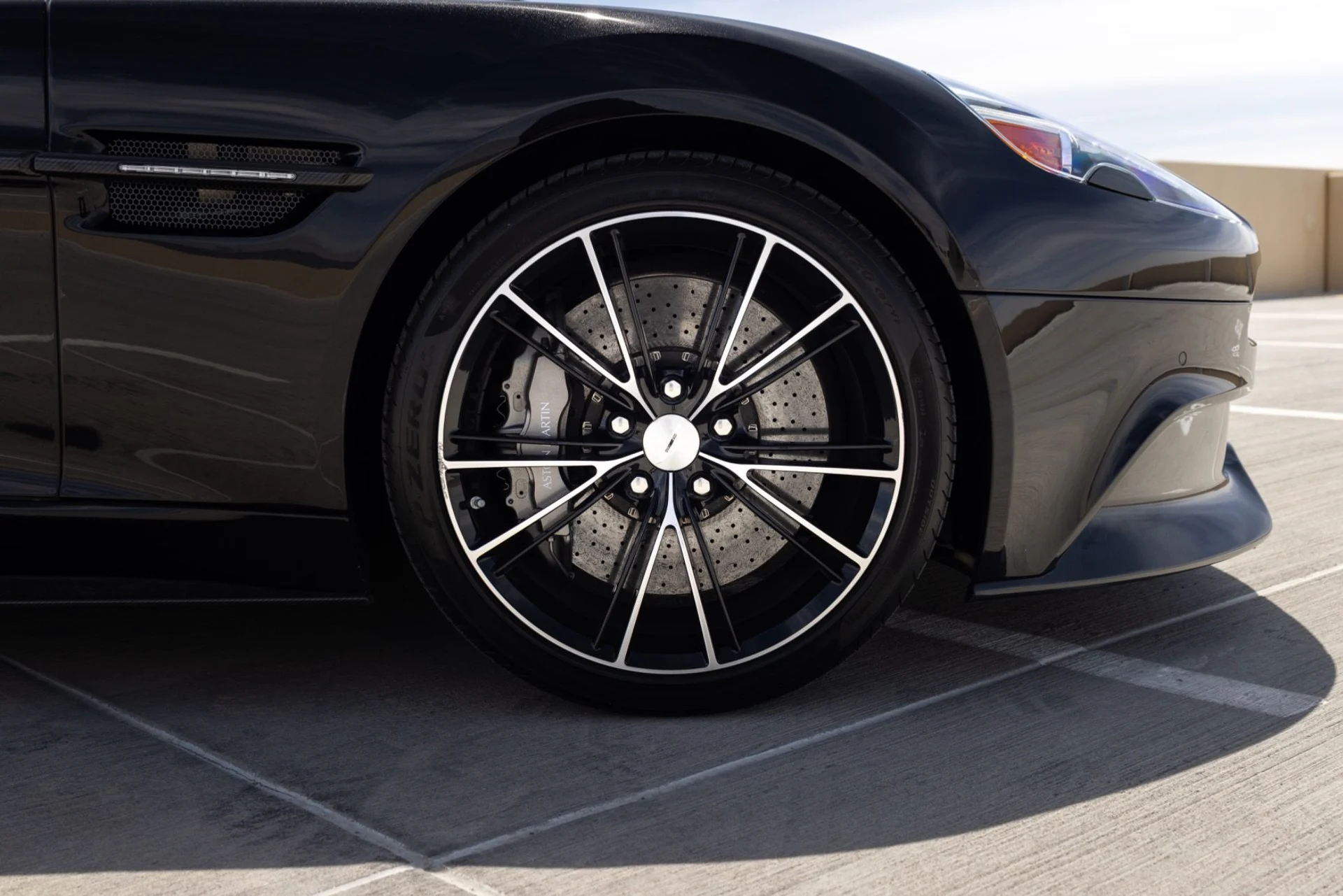 mph017_2066971238_Used_2015_Aston_Martin_Vanquish_Volante_1776978035_3ff506f927