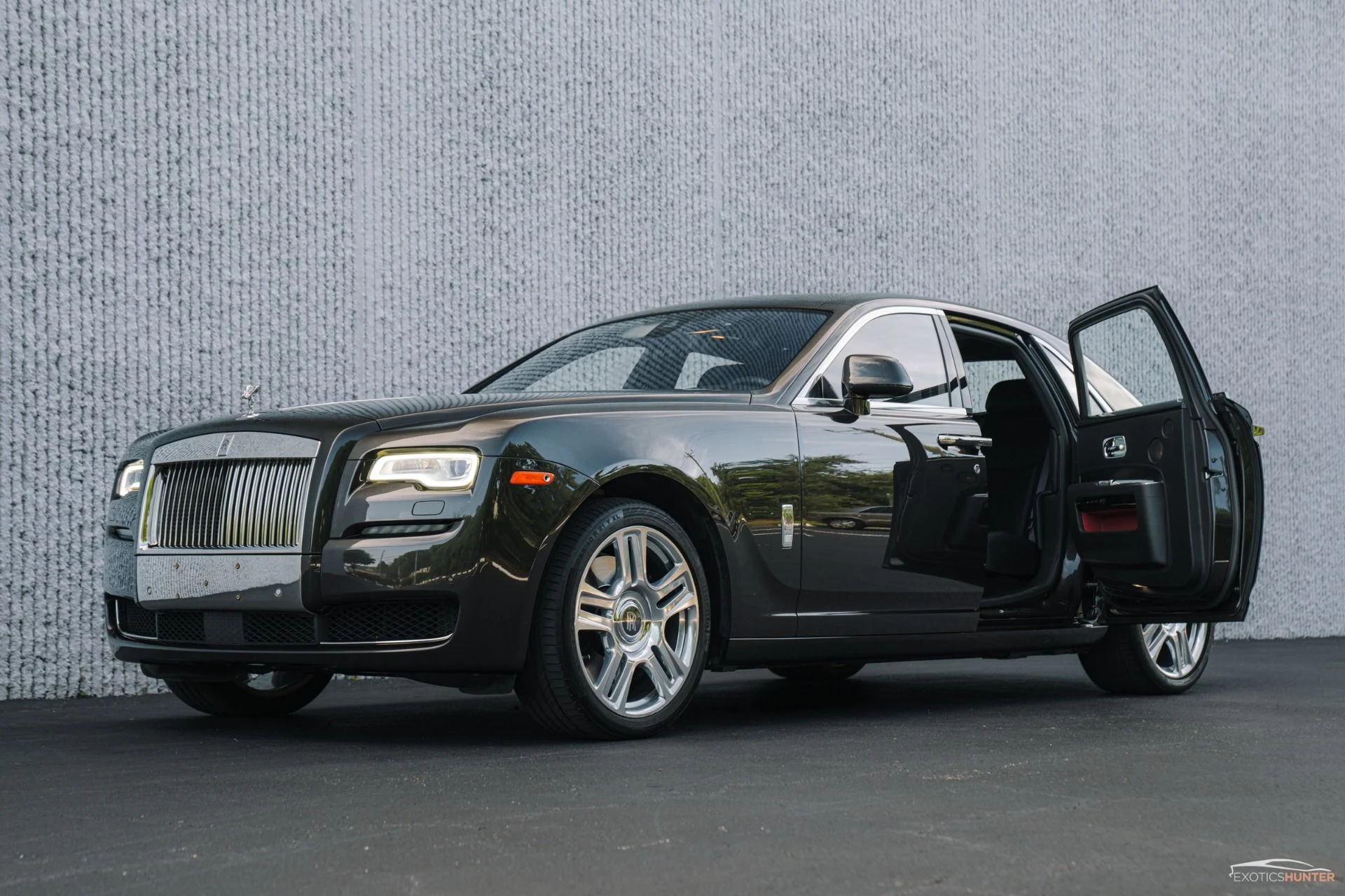 mph017_2088607947_Used_2015_Rolls_Royce_Ghost_w_Rear_Theatre_Picnic_Tables_1754343569_3c659a2766