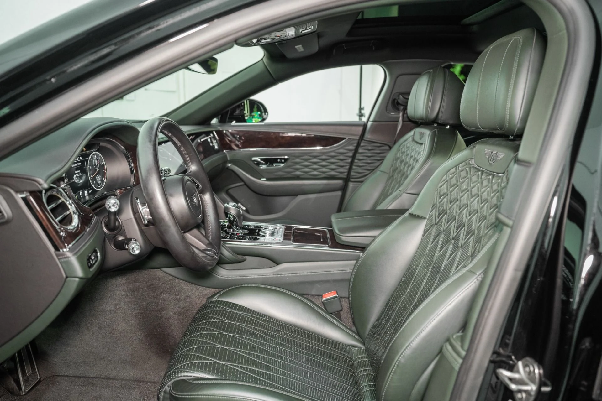 mph017_2094233924_Used_2022_Bentley_Flying_Spur_V8_1761057059_cfce5d51ae