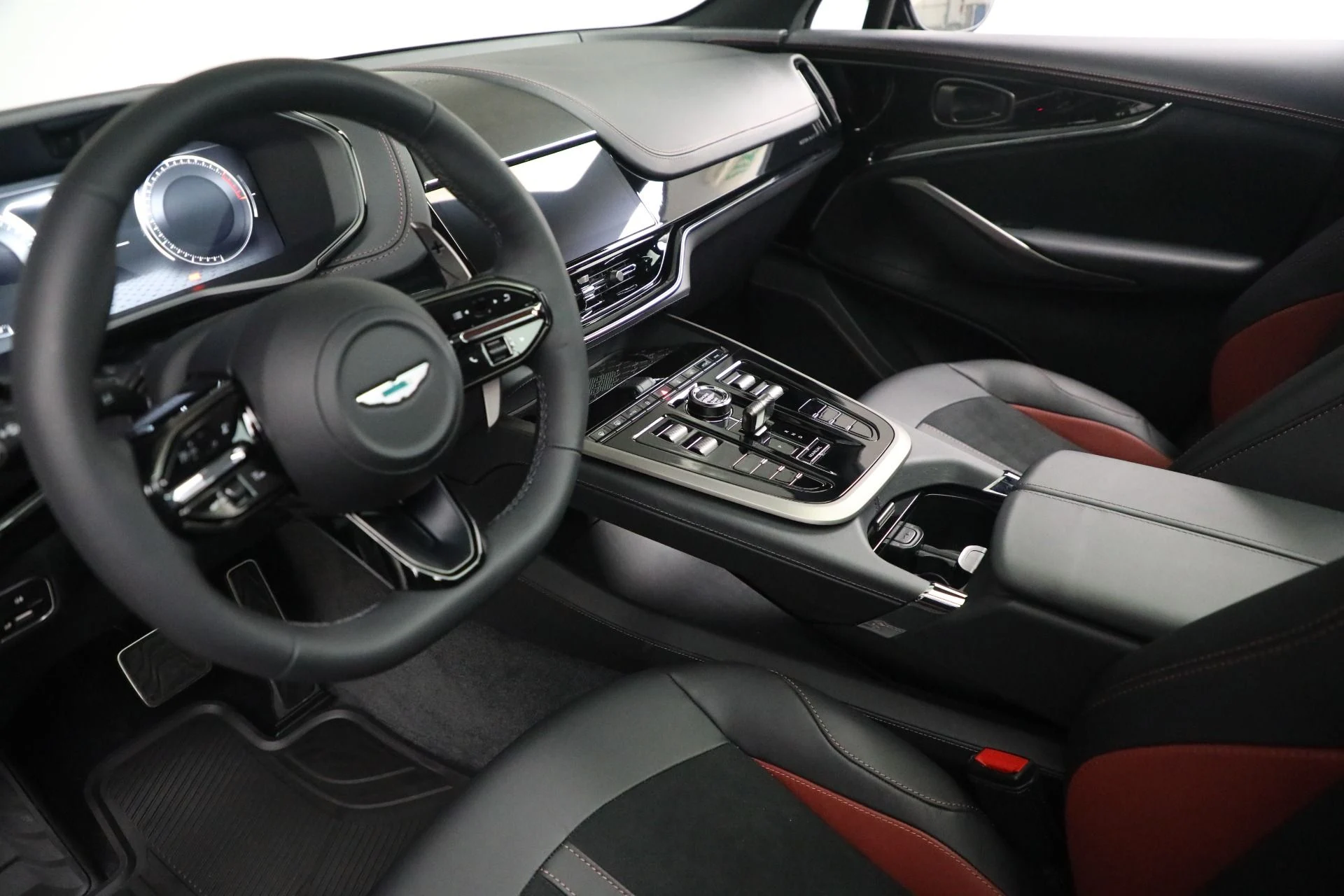 mph017_2105912703_New_2025_Aston_Martin_DBX_707_707_f8bd8350d6