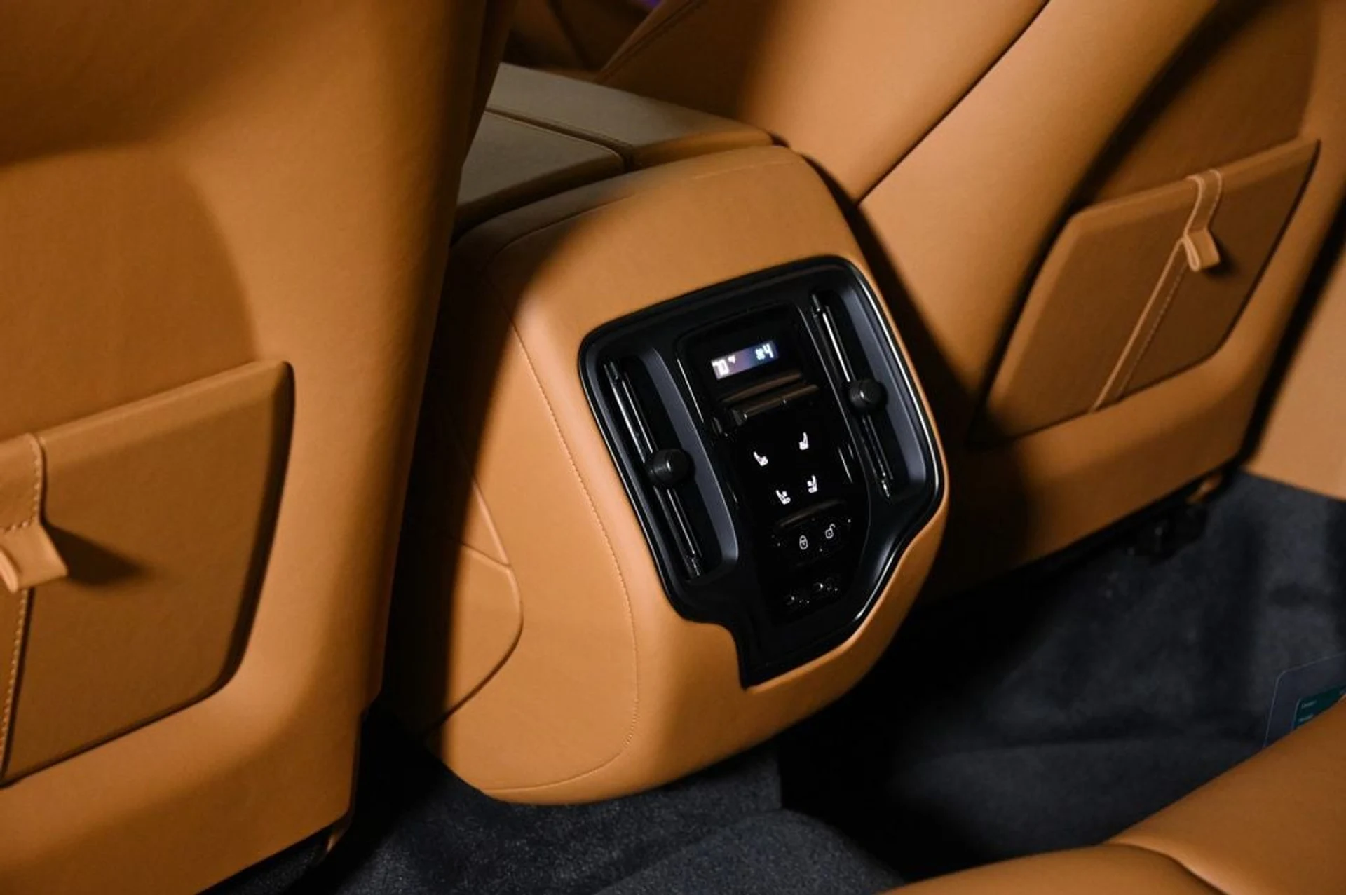 mph017_2115035984_new_2025_aston_martin_dbx_707awd_11350_22901313_17_1024_929b32abcb