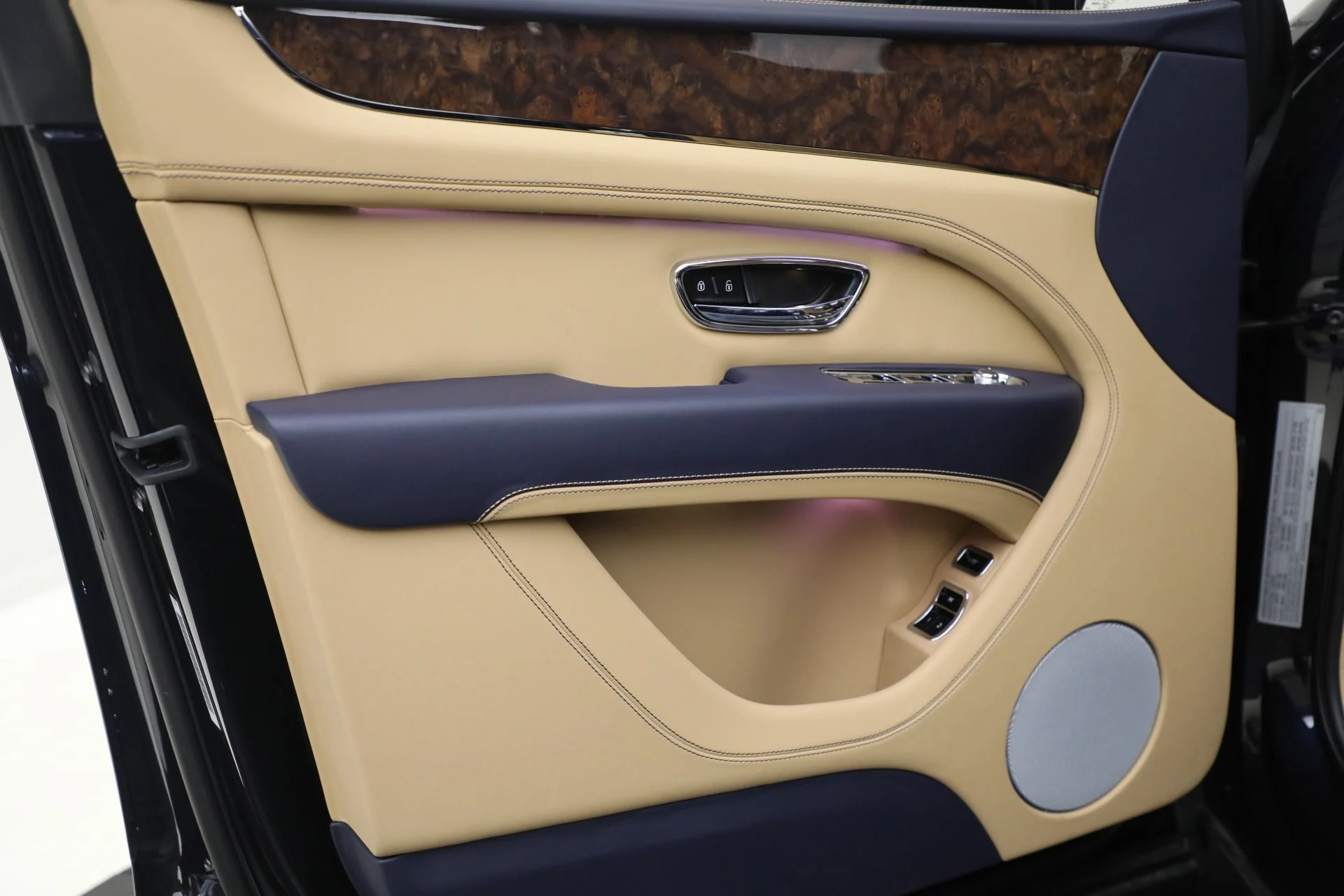 mph017_2116726310_New_2025_Bentley_Bentayga_V8_8f96e76f00
